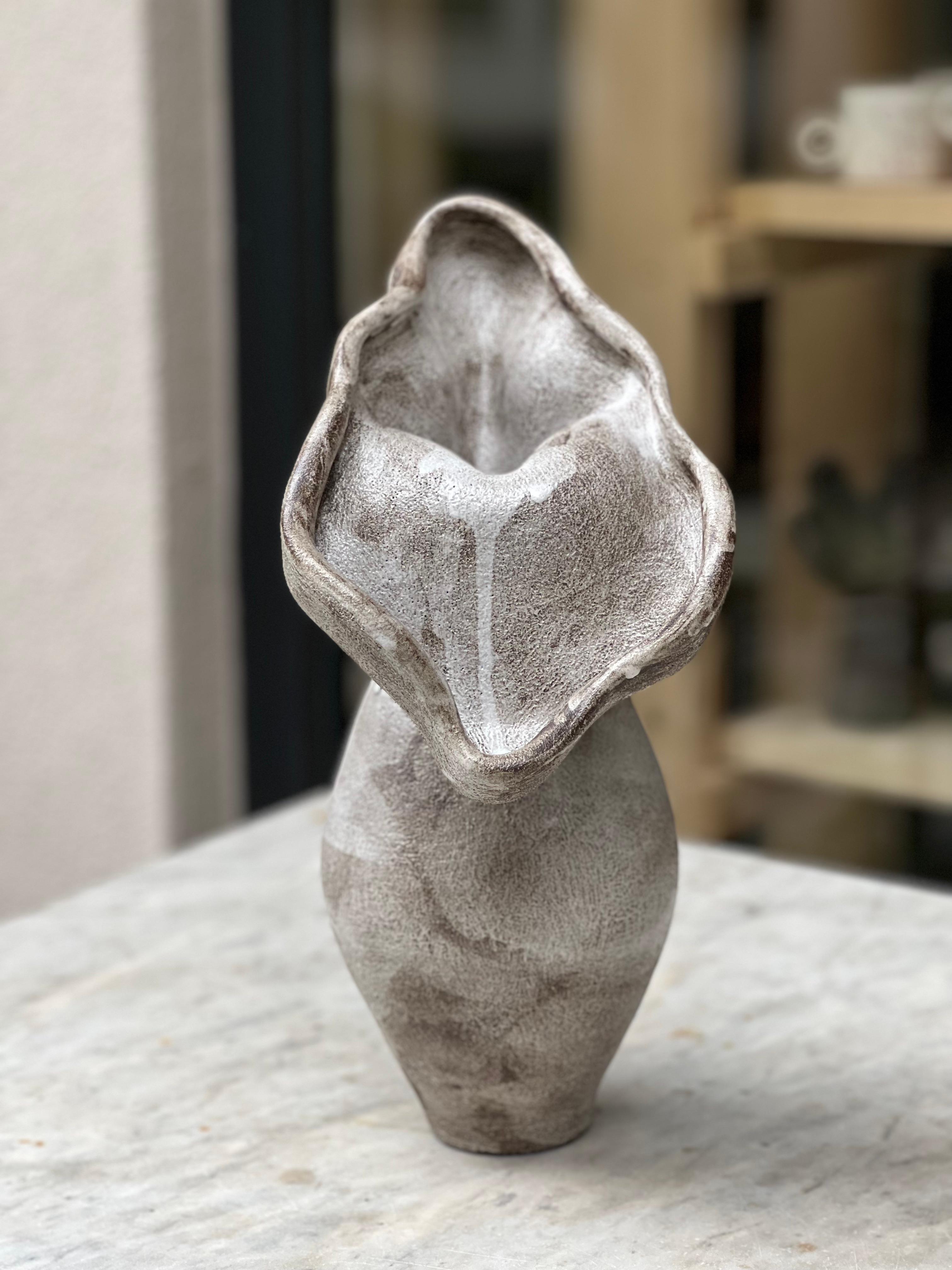 Vaso Donna Anatolica di Güler Elçi
Dimensioni: L 15,2 x P 15,2 x H 33 cm.
Materiali: Gres Ceramica.

Güler Elçi è un artista della ceramica con sede a Istanbul. Alla luce della sua carriera di ingegnere, considera la ceramica come un materiale e le