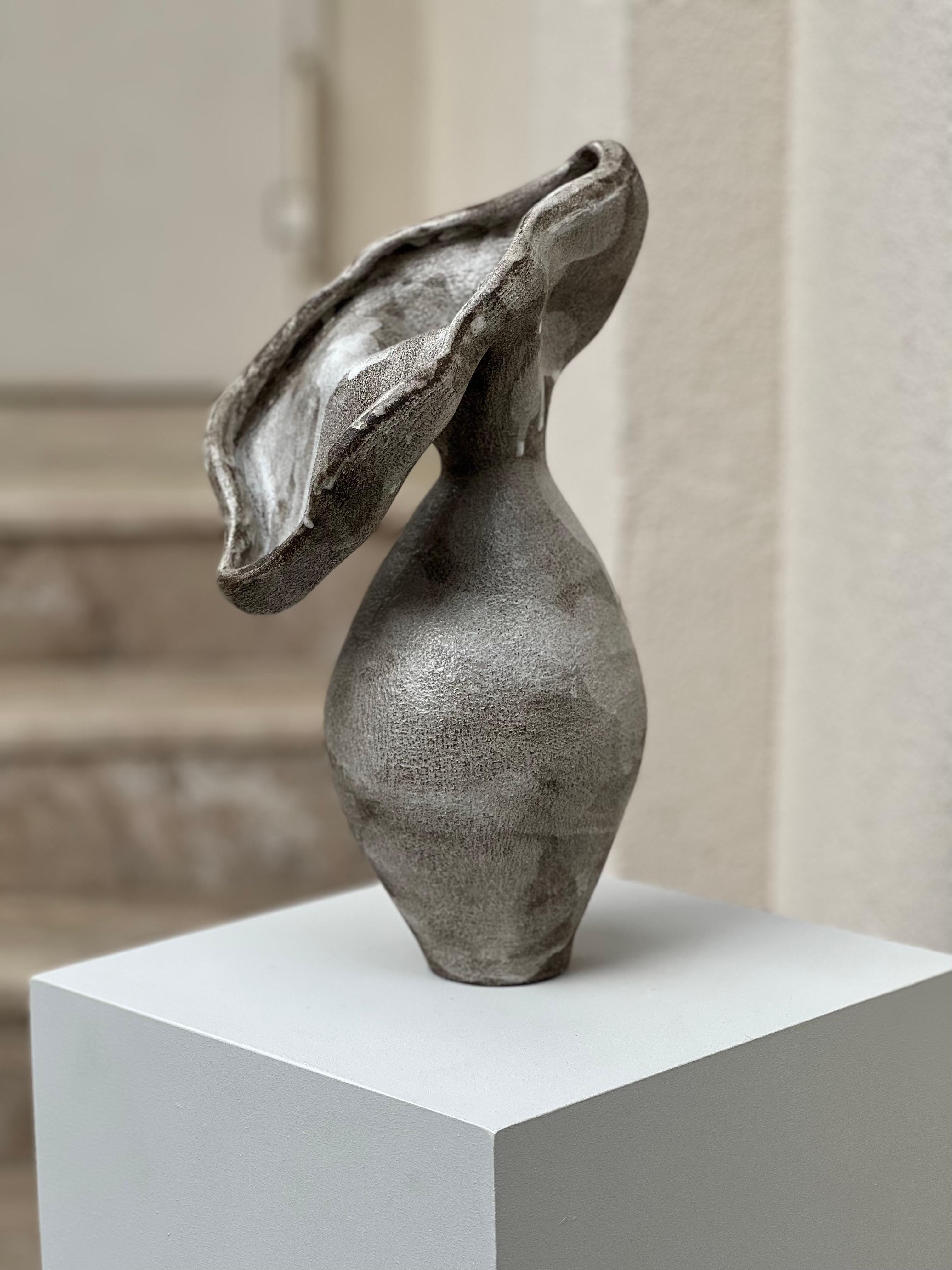 Postmoderne Vase en forme de femme anatolienne par Güler Elçi en vente