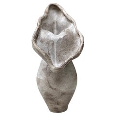 Vase en forme de femme anatolienne par Güler Elçi