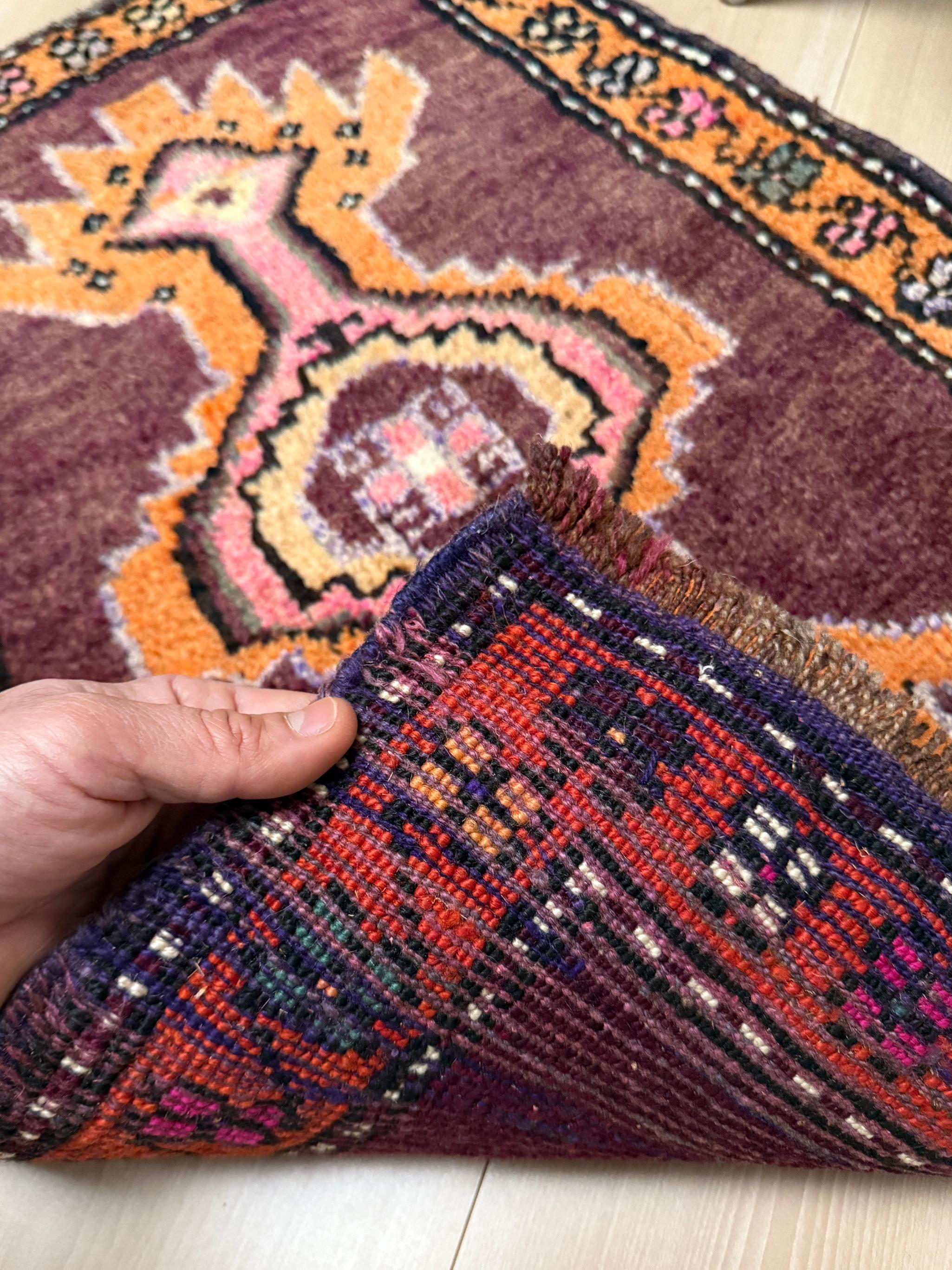 Minialfombra de pueblo Yastik de Anatolia - Alfombra de baño / felpudo turco vintage en Excelente estado para la venta en Burlingame, CA
