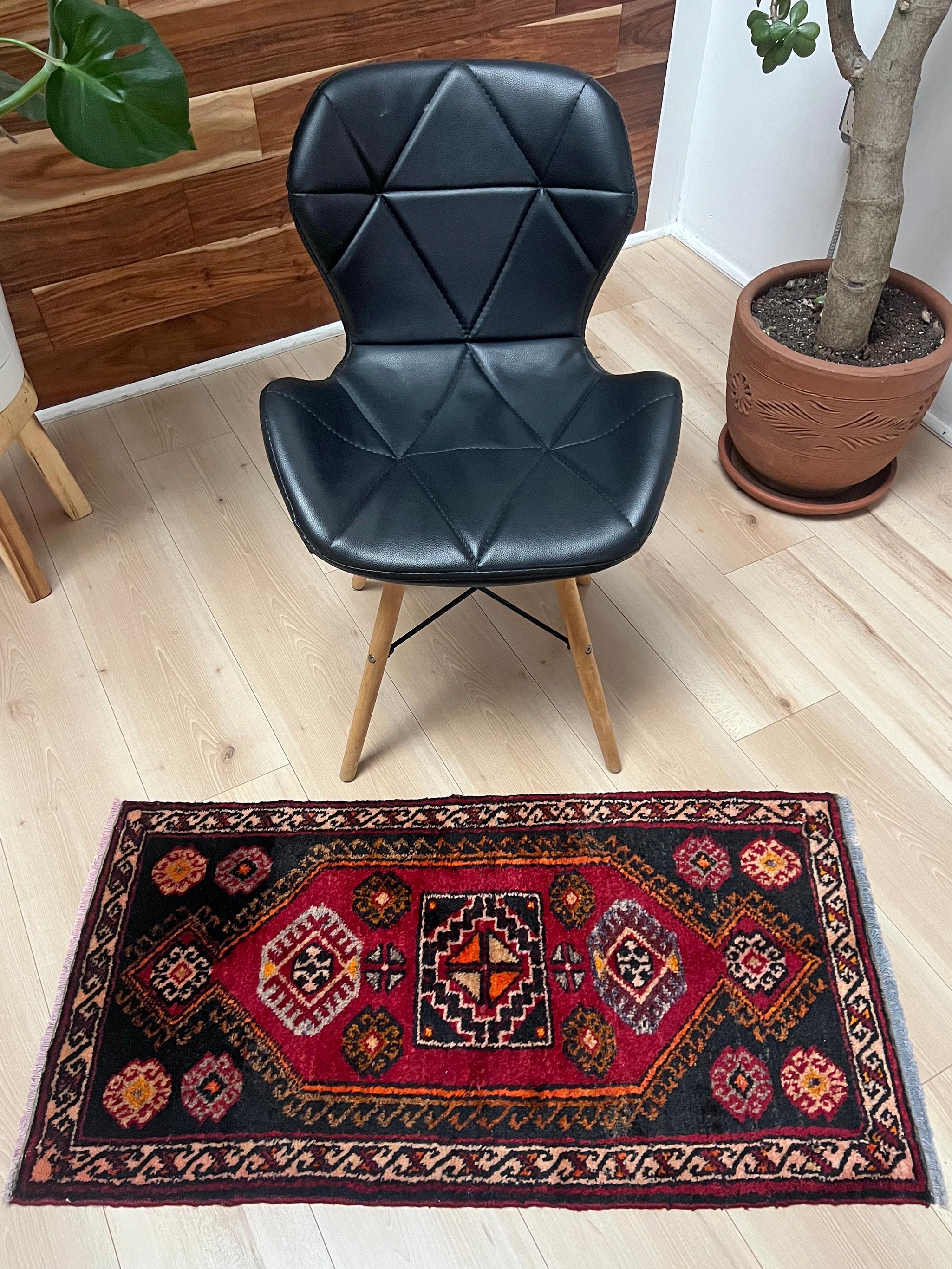 Rustique Mini tapis Anatolien Yastik Village • Tapis de bain / paillasson turc vintage • 2′×3′ en vente