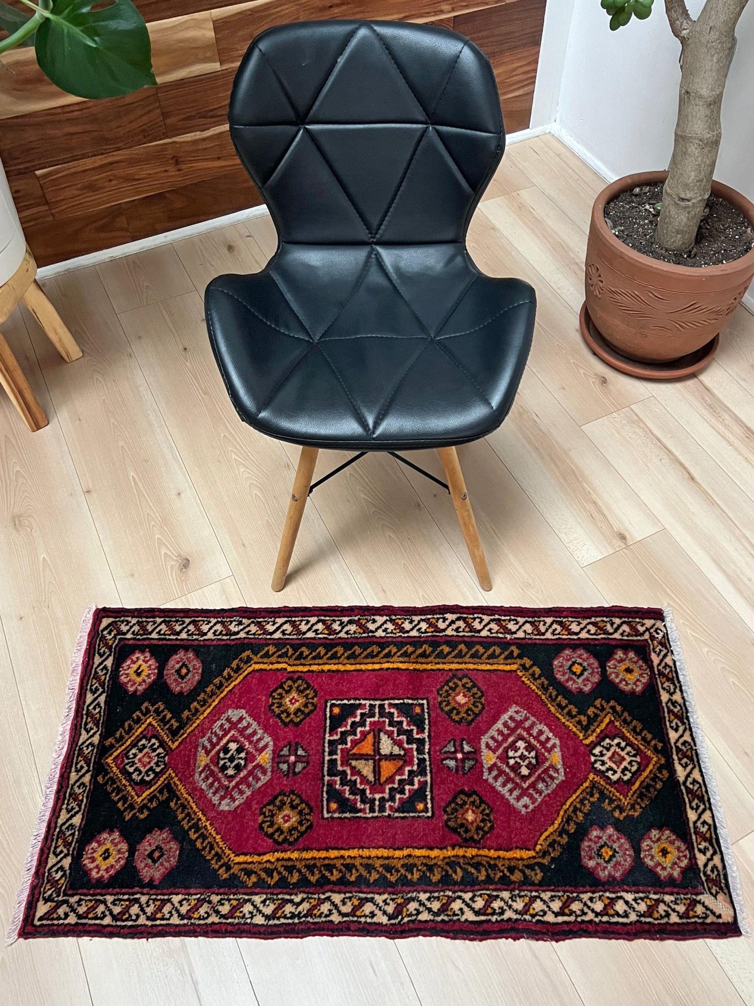 Minialfombra de pueblo Yastik de Anatolia - Alfombra de baño / felpudo turco vintage - 2′×3′ Rústico en venta