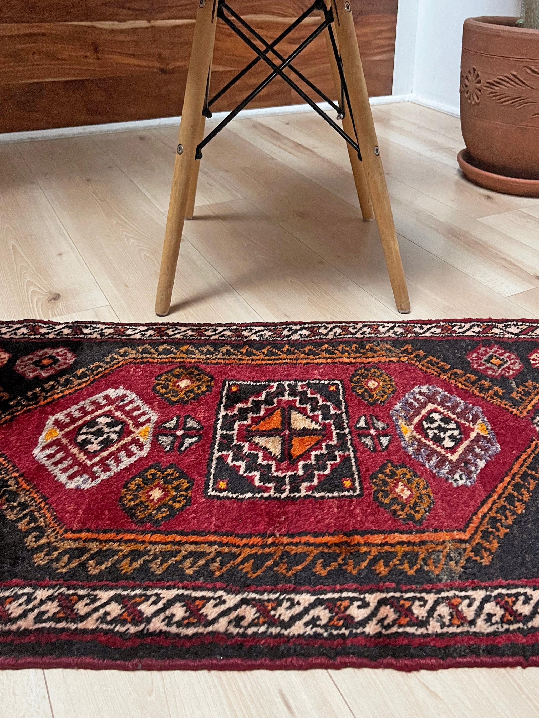 Turc Mini tapis Anatolien Yastik Village • Tapis de bain / paillasson turc vintage • 2′×3′ en vente