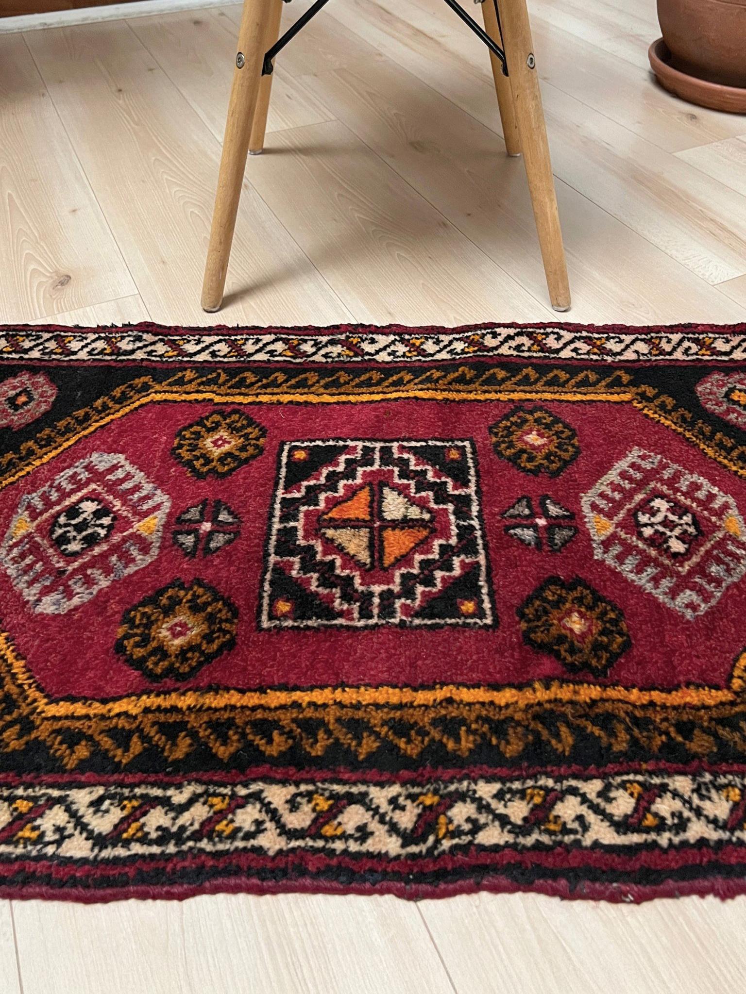 Minialfombra de pueblo Yastik de Anatolia - Alfombra de baño / felpudo turco vintage - 2′×3′ Turco en venta