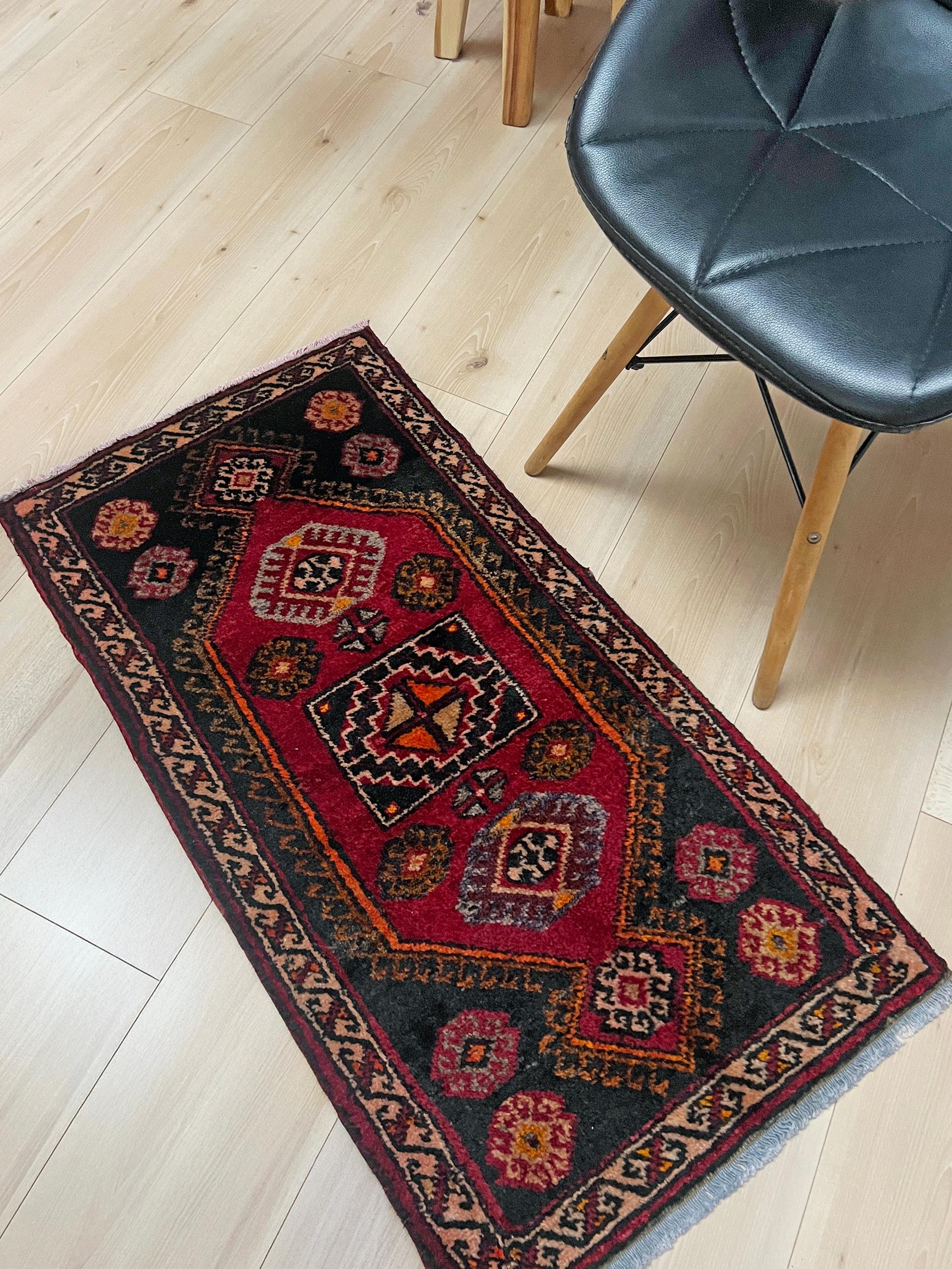 Noué à la main Mini tapis Anatolien Yastik Village • Tapis de bain / paillasson turc vintage • 2′×3′ en vente