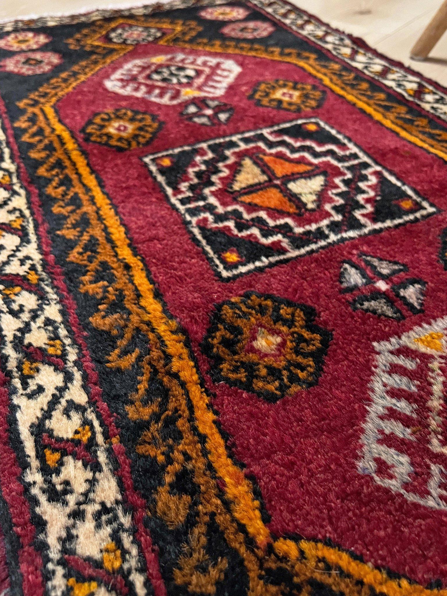 Minialfombra de pueblo Yastik de Anatolia - Alfombra de baño / felpudo turco vintage - 2′×3′ Anudado a mano en venta