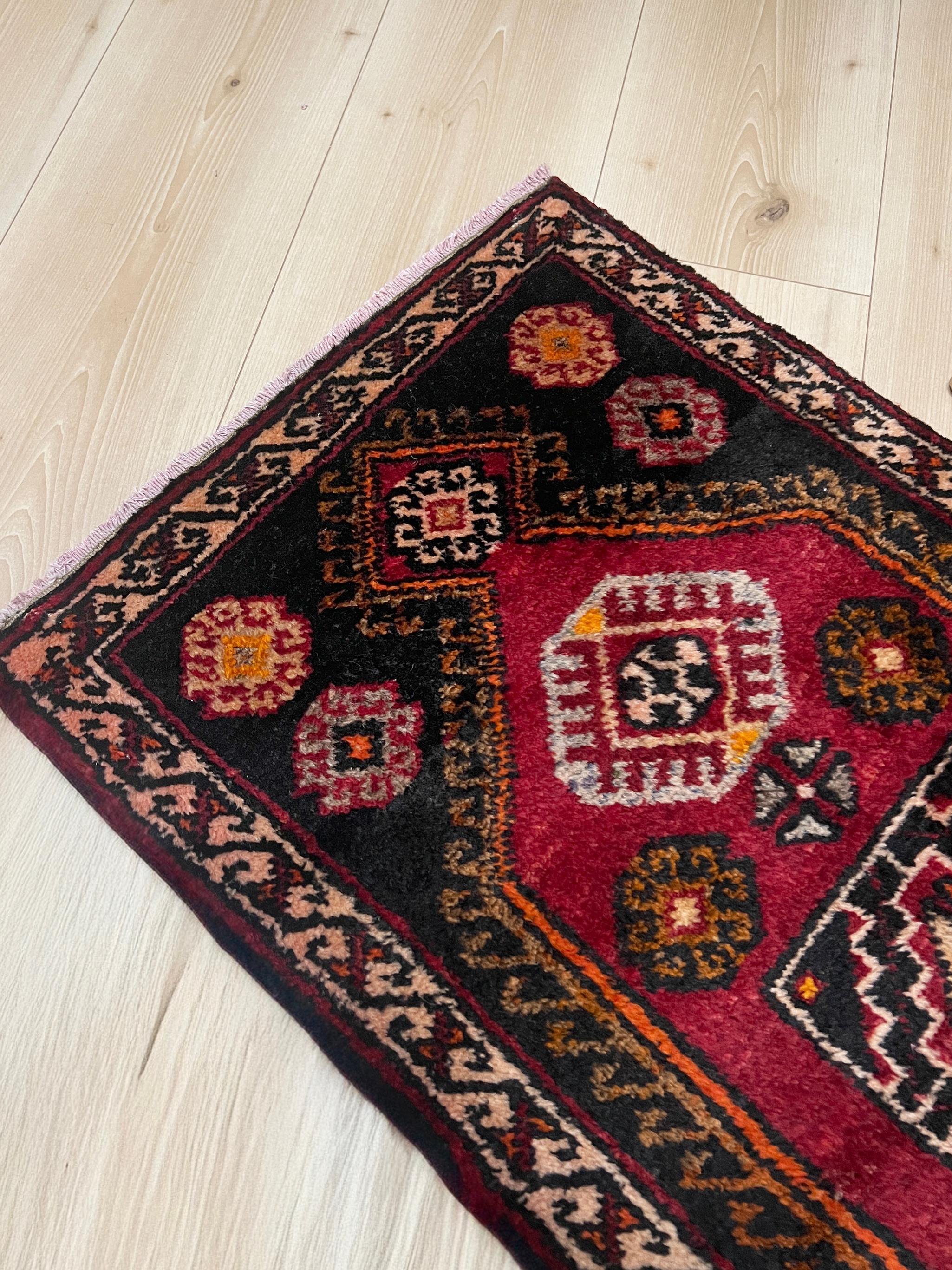 Mini tapis Anatolien Yastik Village • Tapis de bain / paillasson turc vintage • 2′×3′ Excellent état - En vente à Burlingame, CA