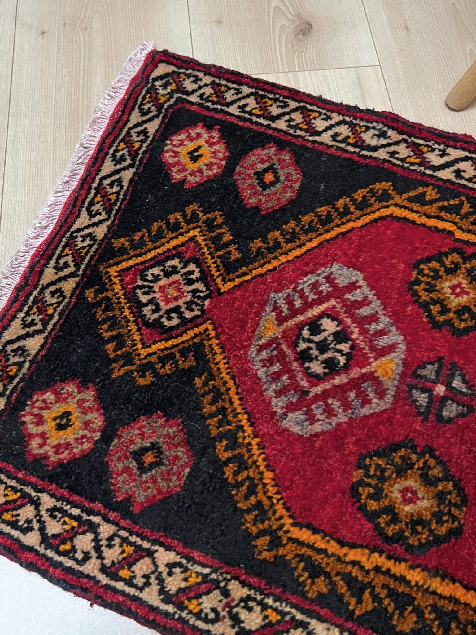 Minialfombra de pueblo Yastik de Anatolia - Alfombra de baño / felpudo turco vintage - 2′×3′ en Excelente estado para la venta en Burlingame, CA