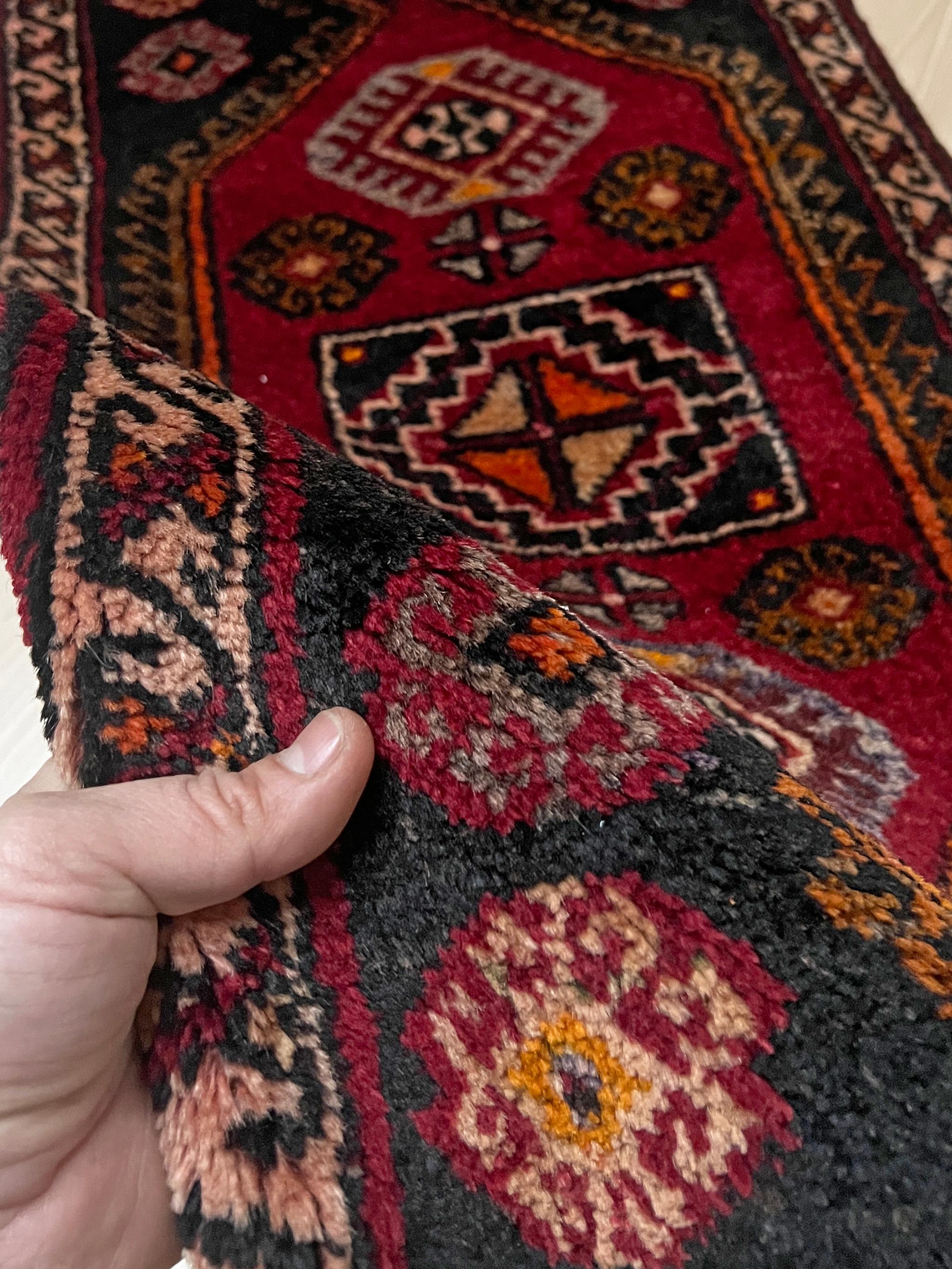 Laine Mini tapis Anatolien Yastik Village • Tapis de bain / paillasson turc vintage • 2′×3′ en vente