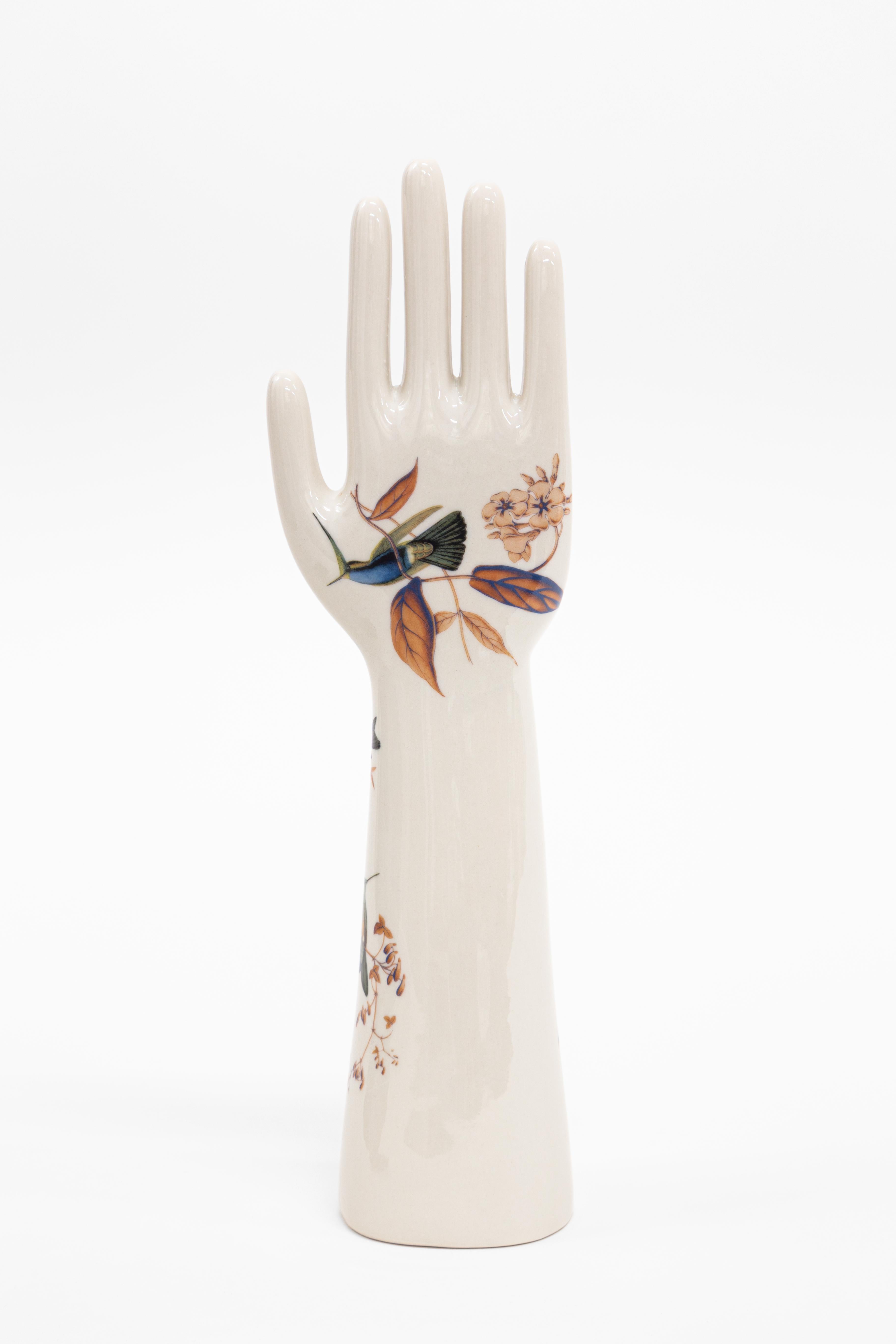 Le mani in porcellana della collezione Anatomica, creata da Vito Nesta per il suo brand Grand Tour, sono un oggetto di design intramontabile e di grande valore decorativo. La produzione di queste porcellane è affidata a Fratelli Majello che dal 1867