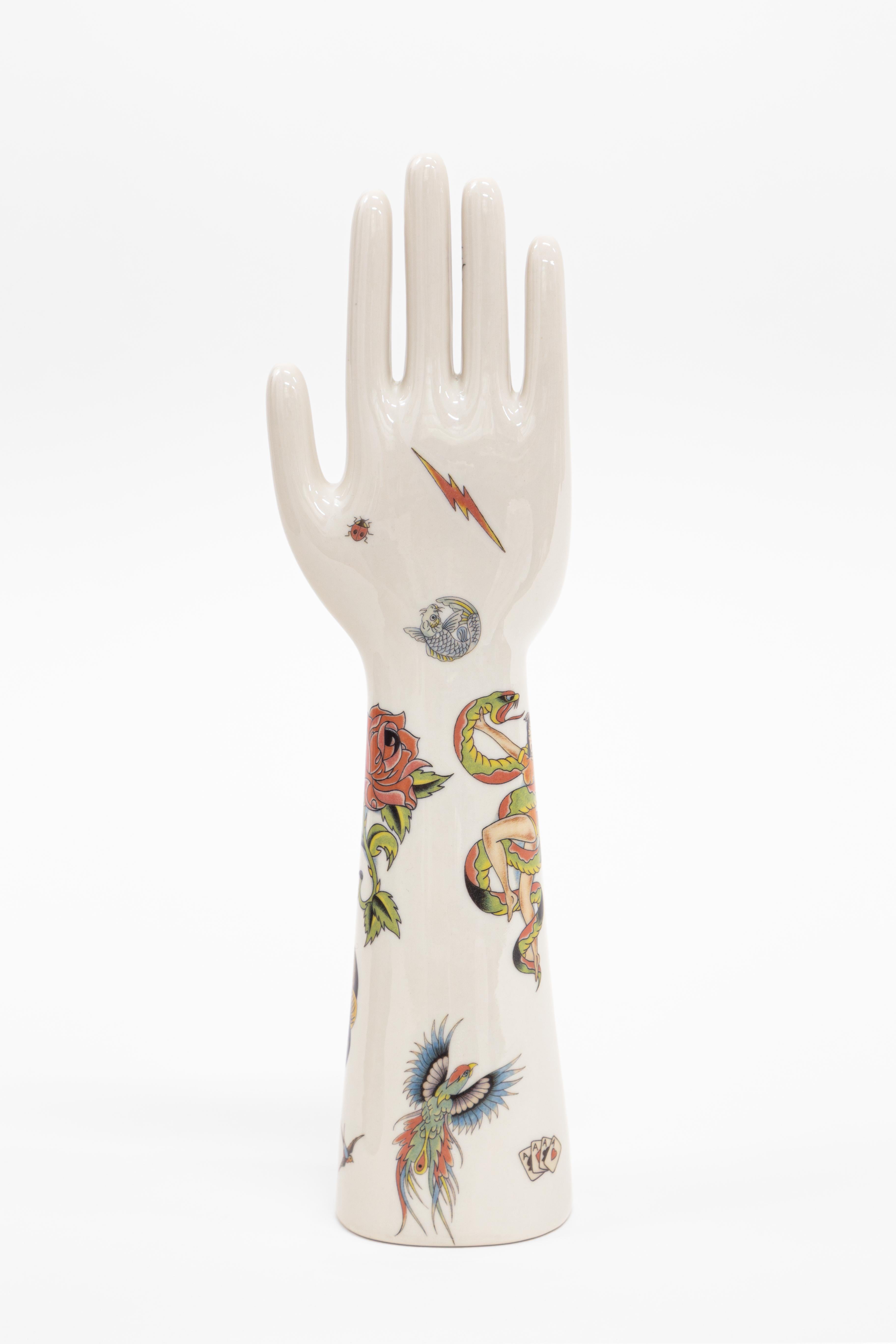 Le mani in porcellana della collezione Anatomica, creata da Vito Nesta per il suo brand Grand Tour, sono un oggetto di design intramontabile e di grande valore decorativo. La produzione di queste porcellane è affidata a Fratelli Majello che dal 1867