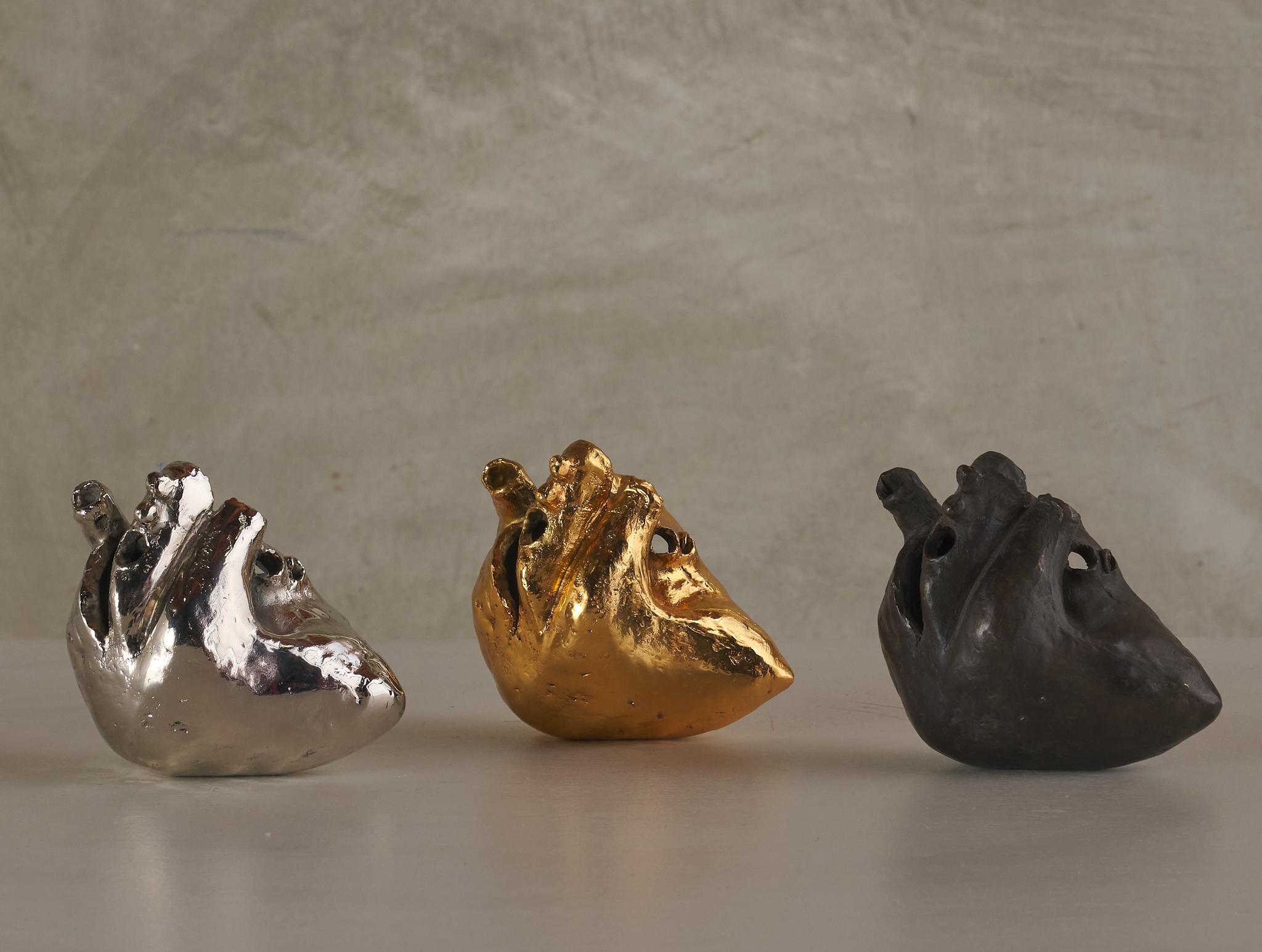 Signé et sculpté par l'artiste Jeff Price pour Blackman Cruz. 
Cette annonce concerne un cœur en bronze patiné.
Plaqué or 14k ($1750) et argent sterling ($1750) également disponibles.

Disponibilité actuelle :
x1 :  Bronze
x2 : plaqué or 14k
x1 :