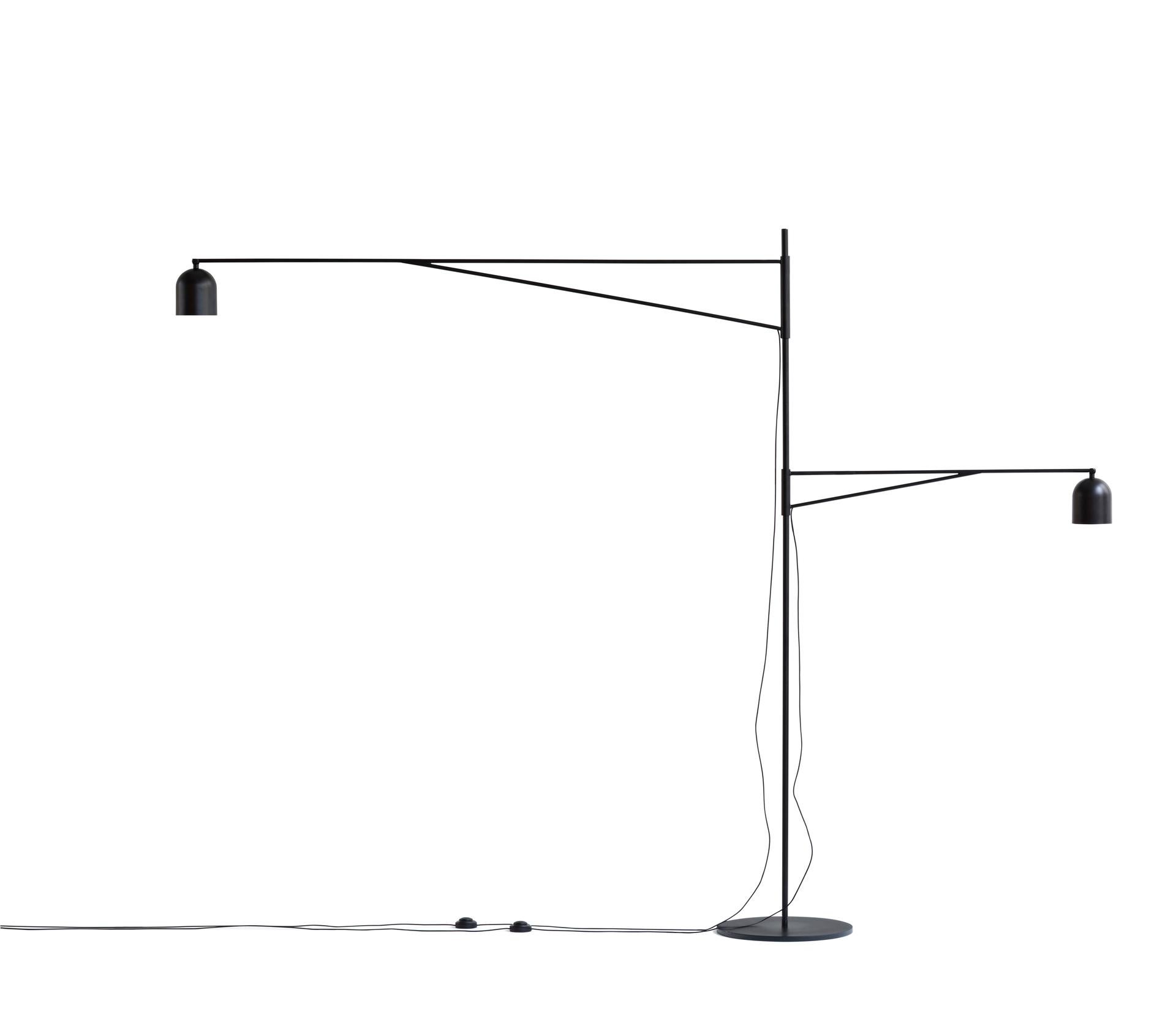Anatomy Design, 2012 Awkward Light für Karakter 

Awkward ist eine Stehleuchte mit einer bewusst eigenwilligen Anatomie: Die langen, schlanken Arme reichen aus, um zwei nahe beieinander liegende Bereiche zu beleuchten: zwei Seiten eines Sofas oder
