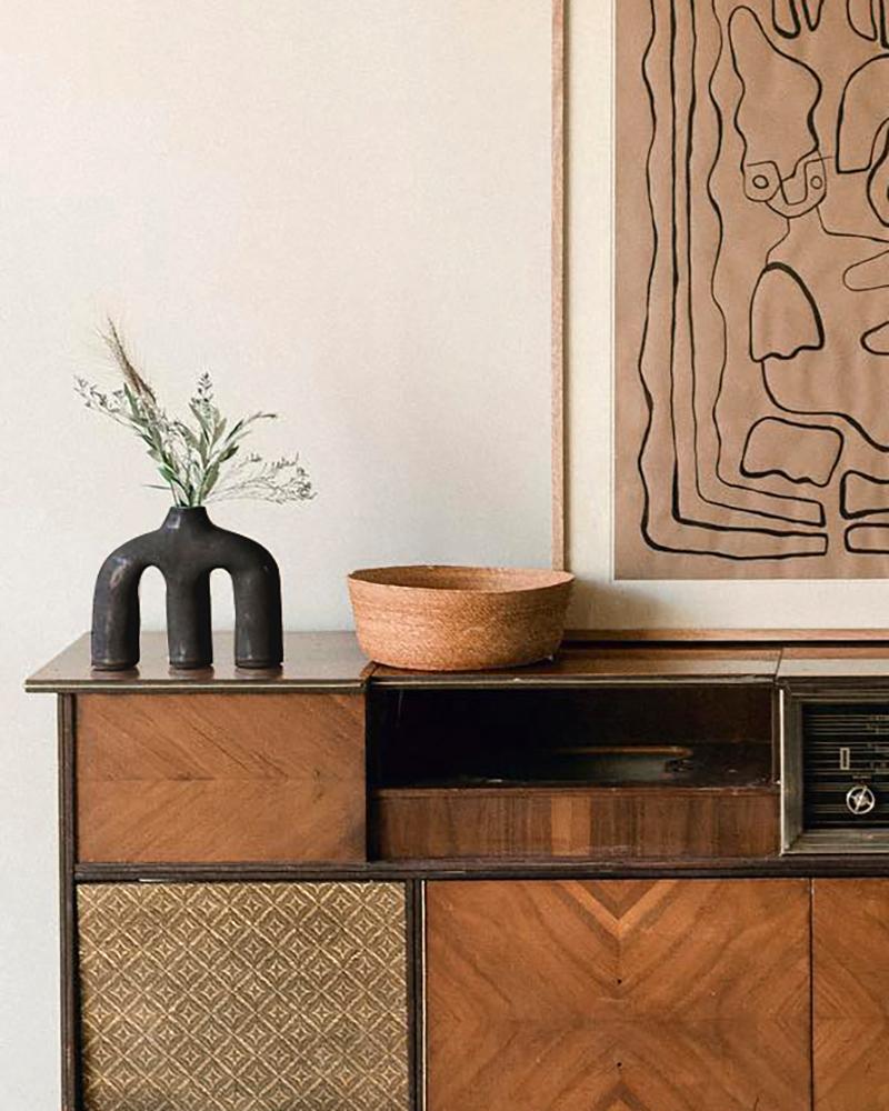 Ce vase en terre cuite Anatomy est une pièce de décoration d'intérieur moderne et organique, faite à la main, qui rayonne d'un luxe tranquille. Sa couleur noir charbon et son design à trois branches ajoutent une beauté minimaliste à tout espace.