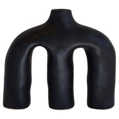 Handgefertigte Anatomie-Vase aus Ton in Holzkohle in Schwarz