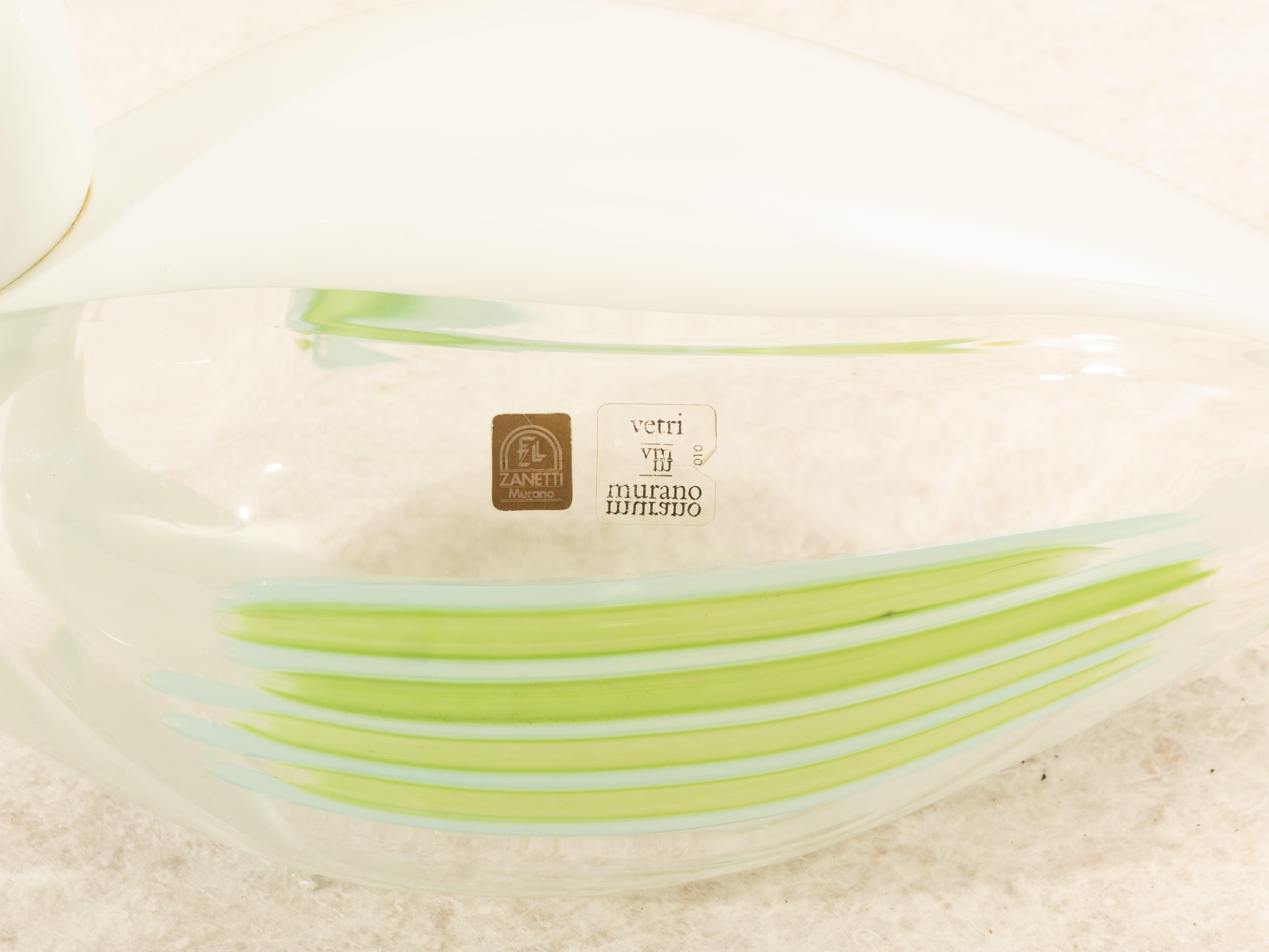 Anatra in vetro di Murano di Licio Zanetti, Made in Italy, Anni '80.
Bellissima e Grande Anatra in vetro di Murano bianco con sfumature di colore verde e celeste. E' presente il marchio di attribuzione. Le condizioni sono eccellenti, può presentare