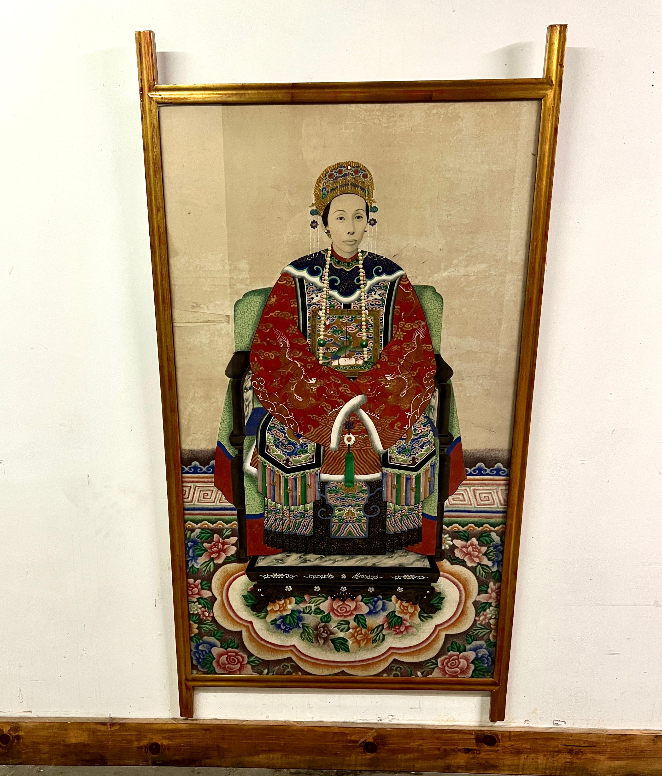 Un magnifique portrait d'ancêtre d'une importante matriarche chinoise.

La pièce est peinte à la main dans des couleurs vibrantes et a résisté à l'épreuve du temps.  L'encadrement en bois doré est un cadre inhabituel qui dépasse le haut et le bas de
