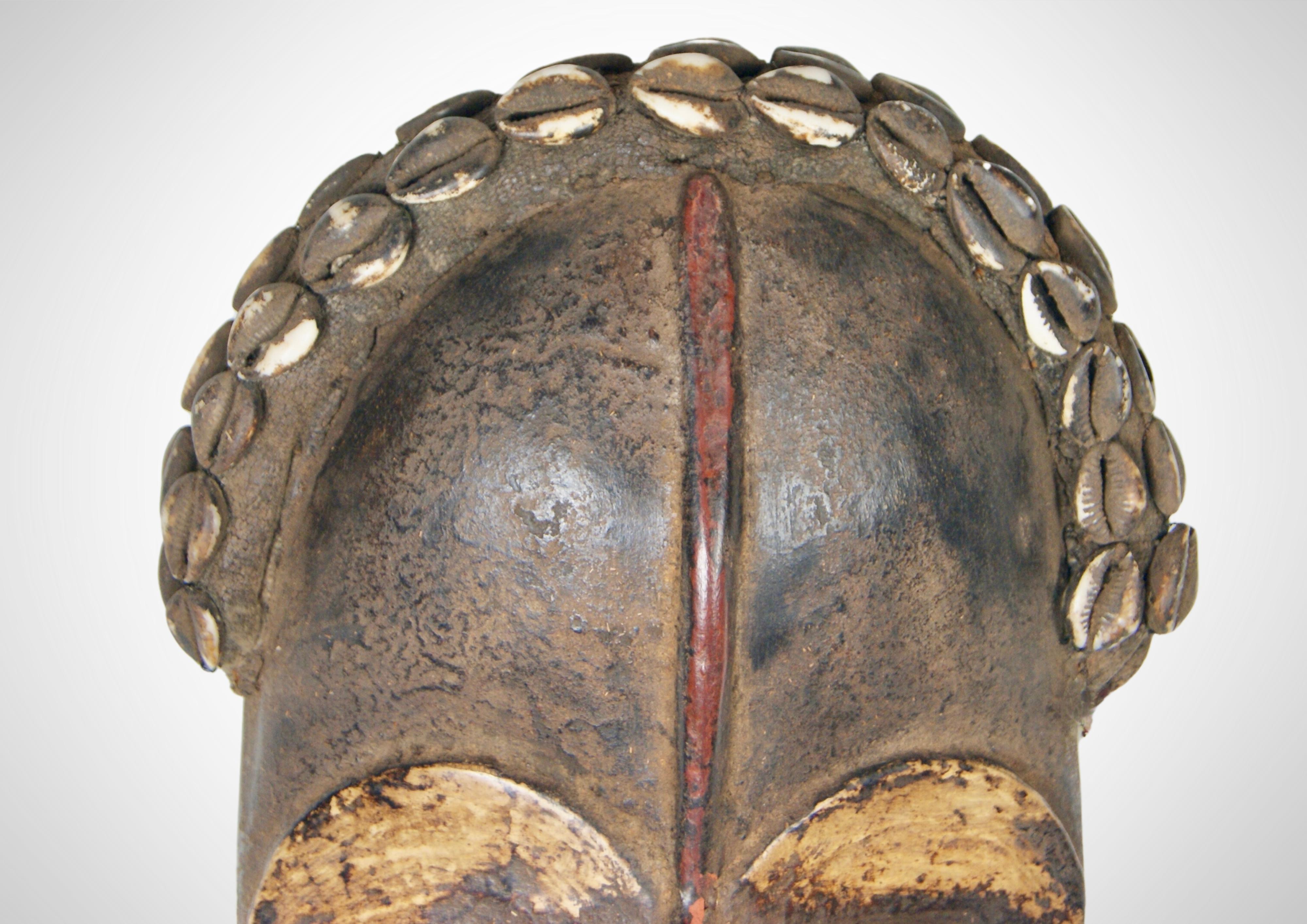 Masque de dans antique « Deangle » avec coquillages de vachette grand format en vente 2
