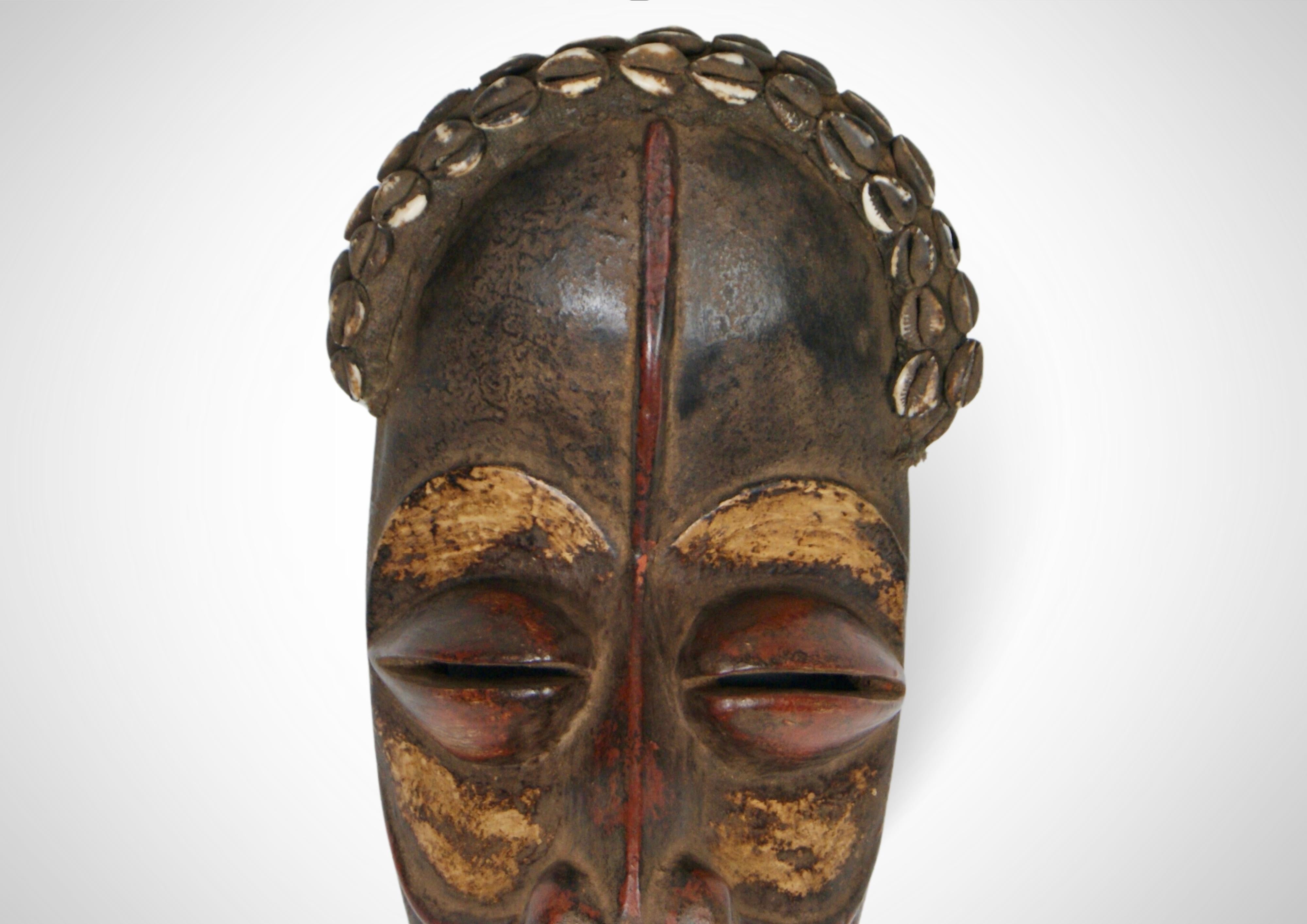 Masque de dans antique « Deangle » avec coquillages de vachette grand format en vente 3