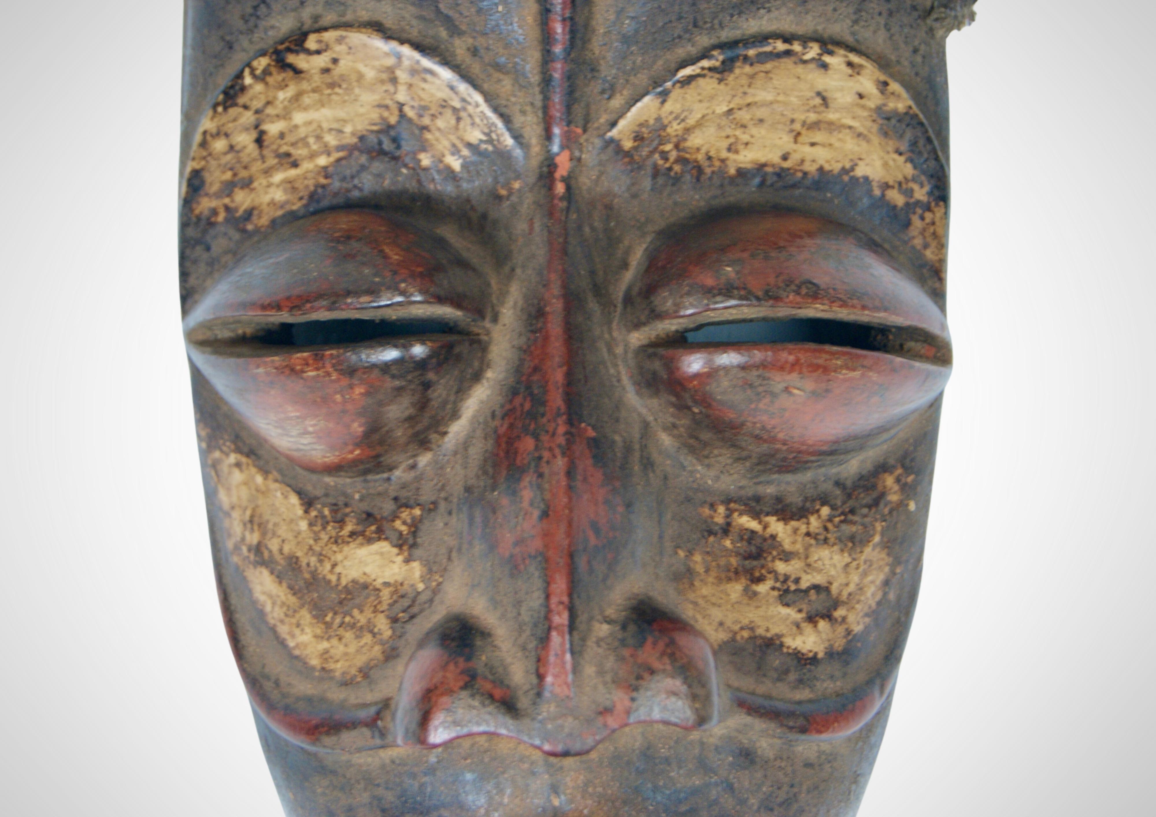Masque de dans antique « Deangle » avec coquillages de vachette grand format en vente 4