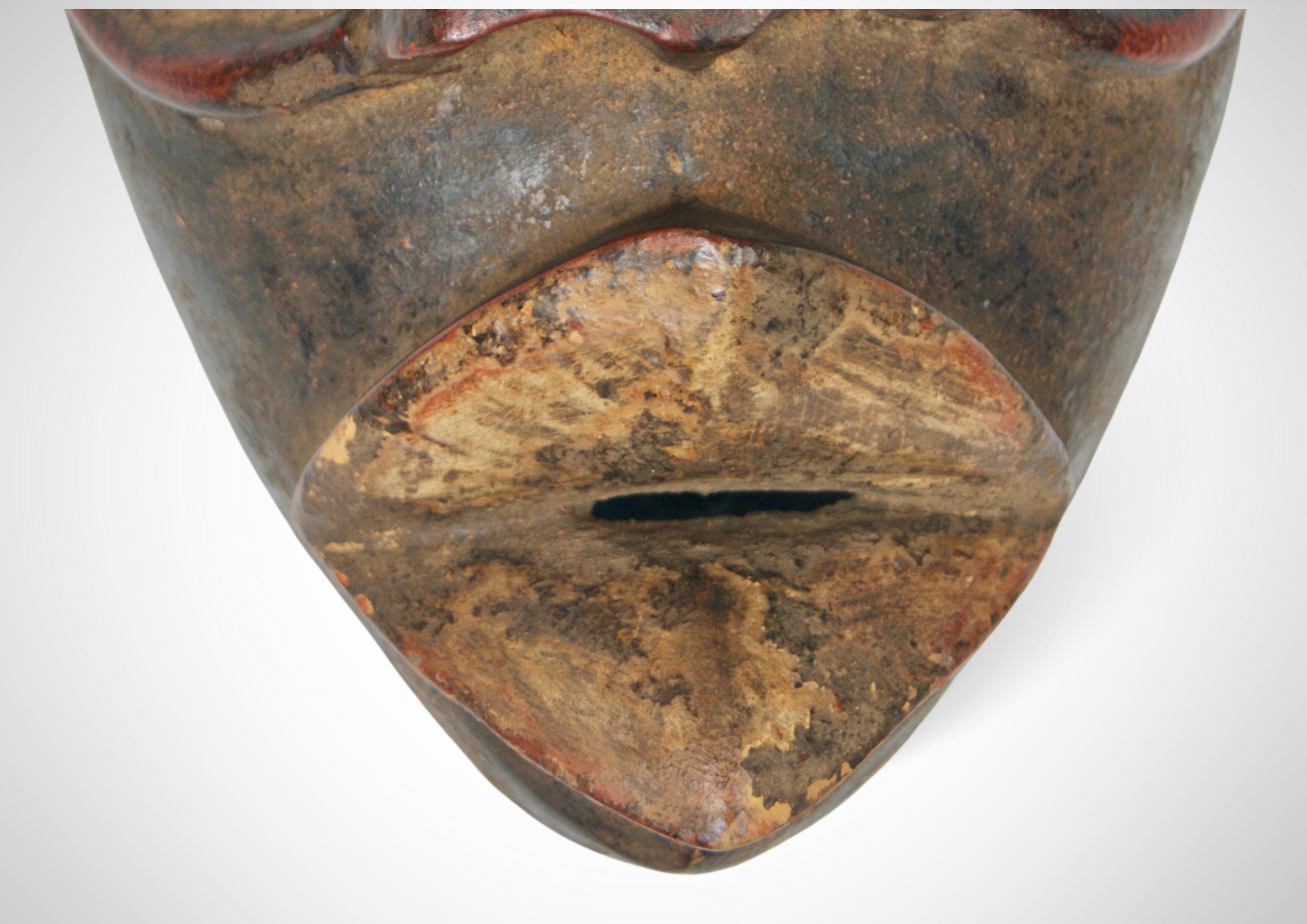 Masque de dans antique « Deangle » avec coquillages de vachette grand format en vente 5