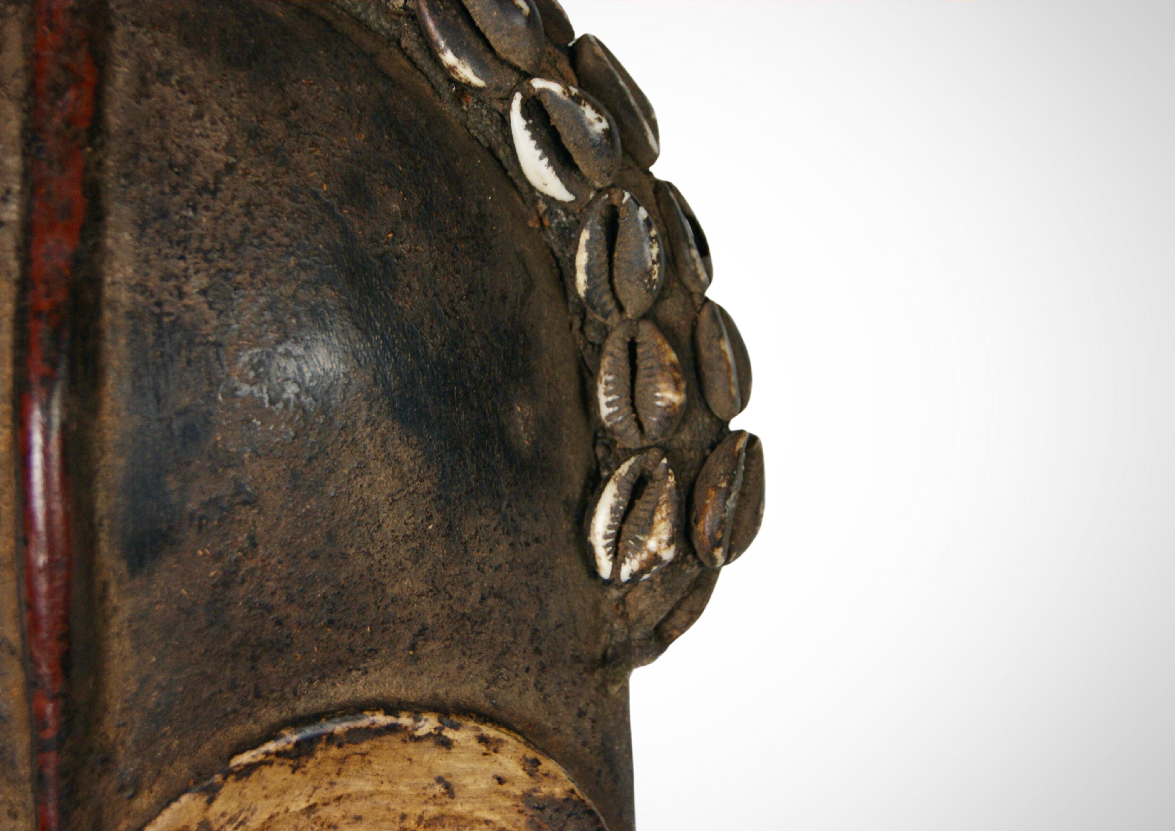 Masque de dans antique « Deangle » avec coquillages de vachette grand format en vente 6