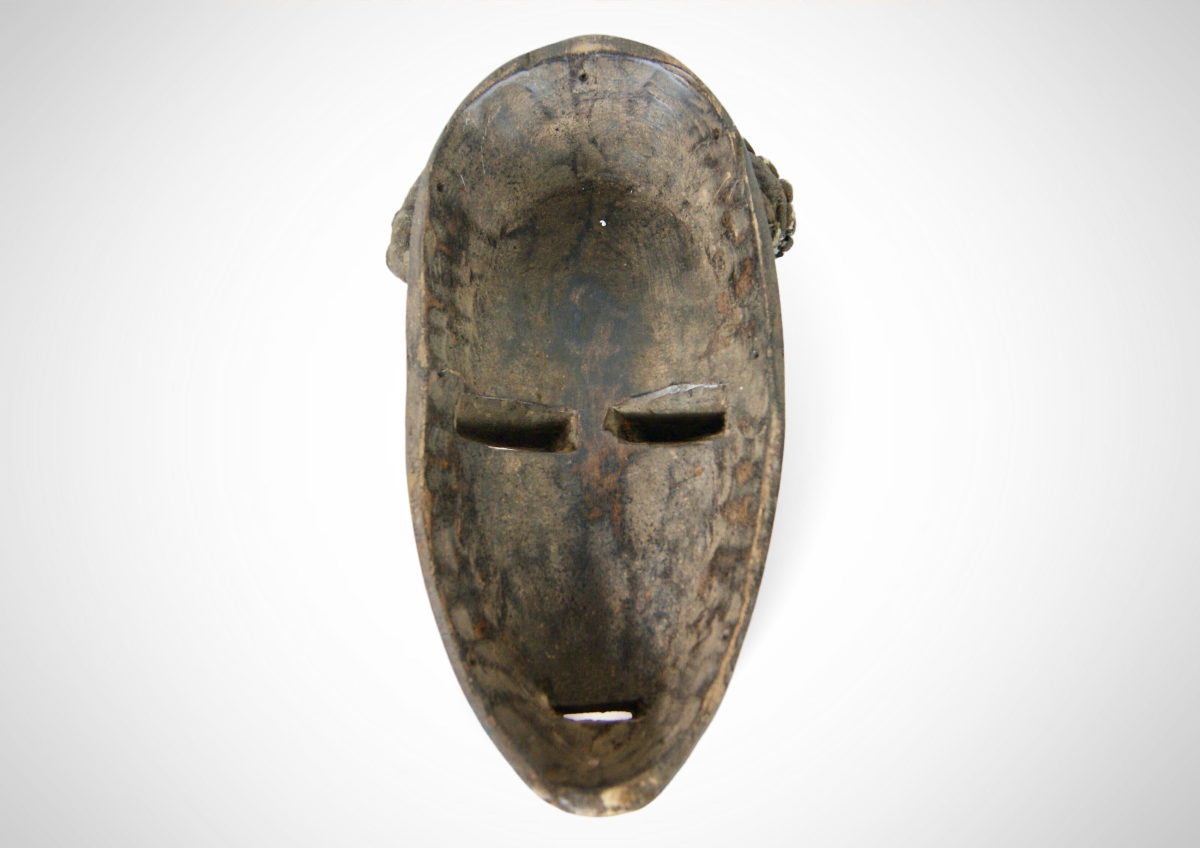 Masque de dans antique « Deangle » avec coquillages de vachette grand format en vente 7