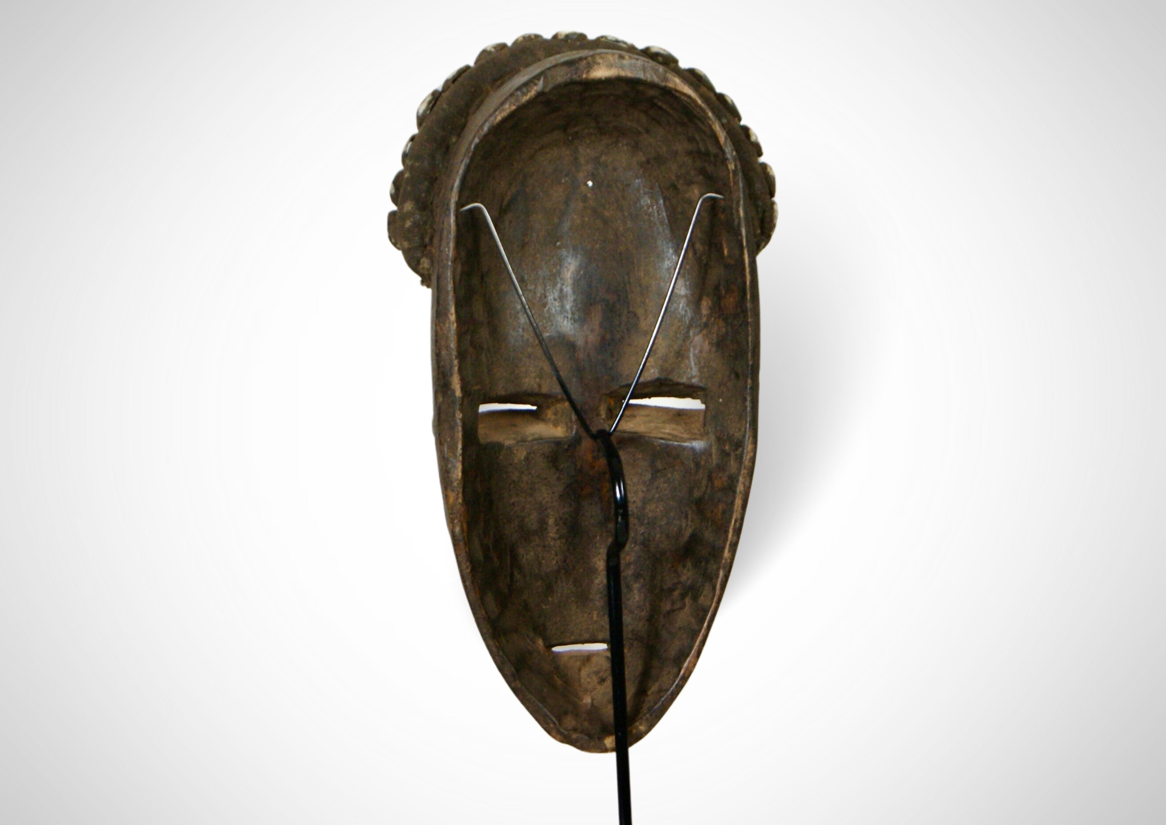 Ancestrale Dan-Maske „Deangle“ mit Rindslederschalen Groß im Angebot 8
