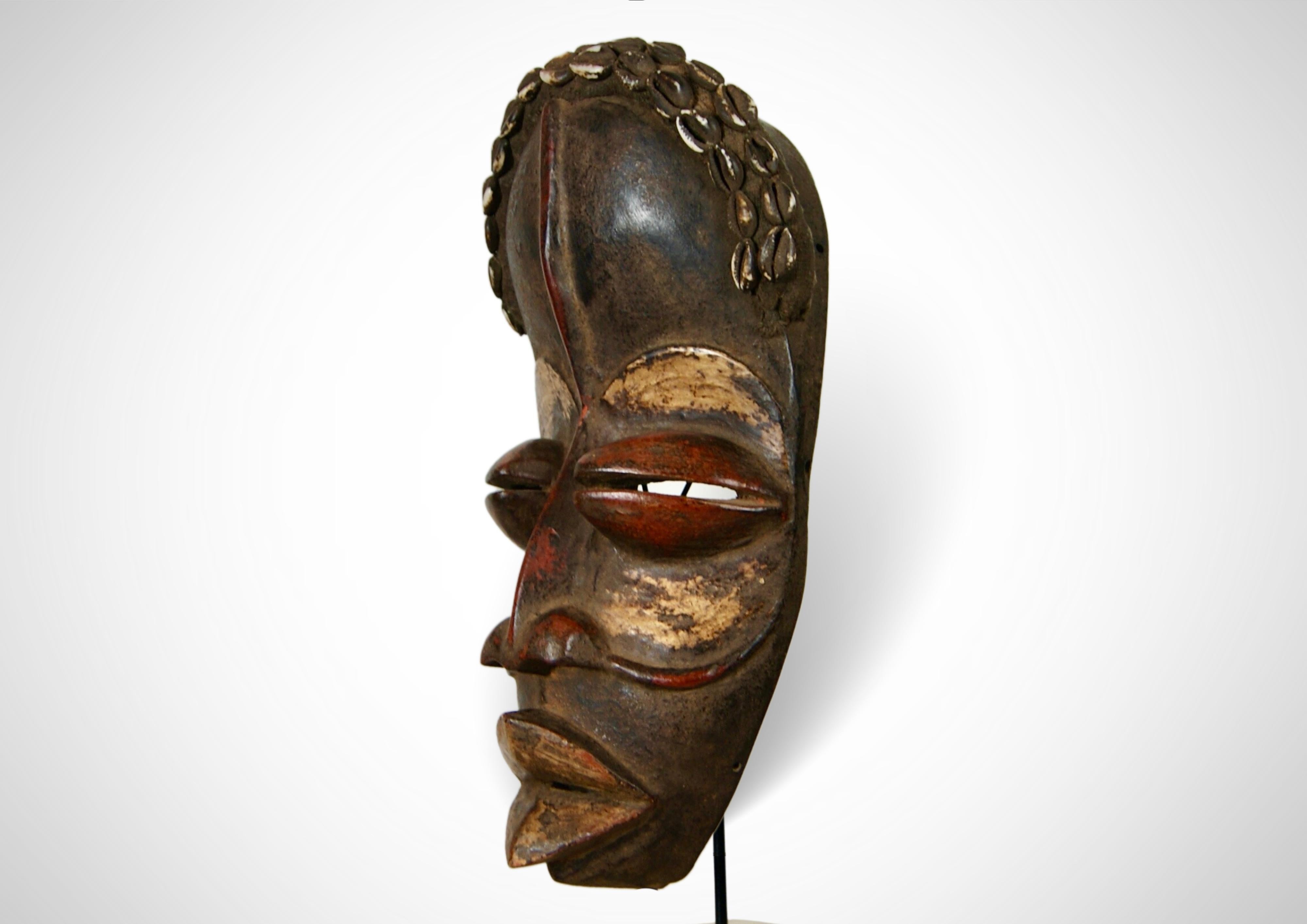Ancestrale Dan-Maske „Deangle“ mit Rindslederschalen Groß (Stammeskunst) im Angebot