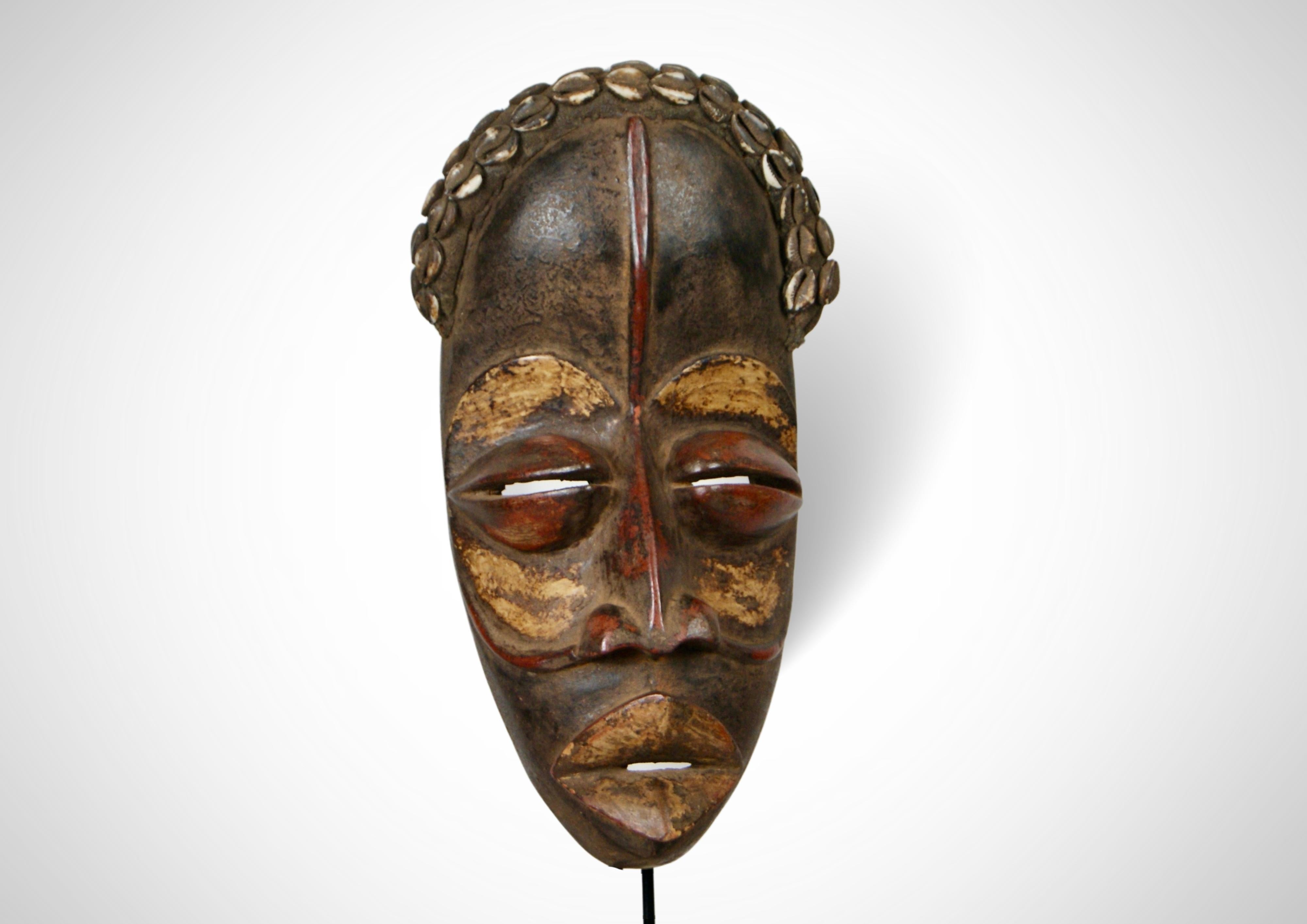 Ivoirien Masque de dans antique « Deangle » avec coquillages de vachette grand format en vente