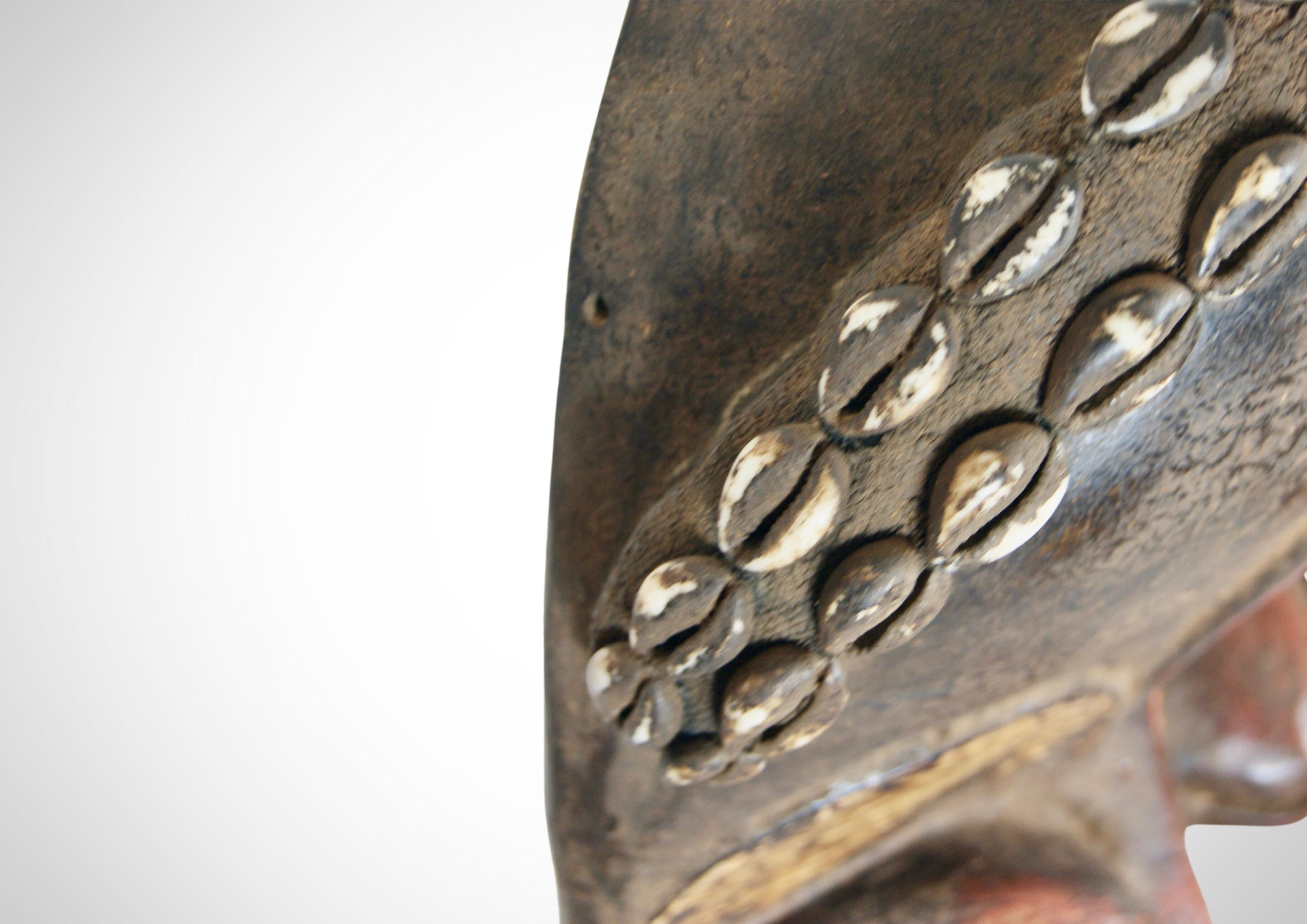 Sculpté Masque de dans antique « Deangle » avec coquillages de vachette grand format en vente