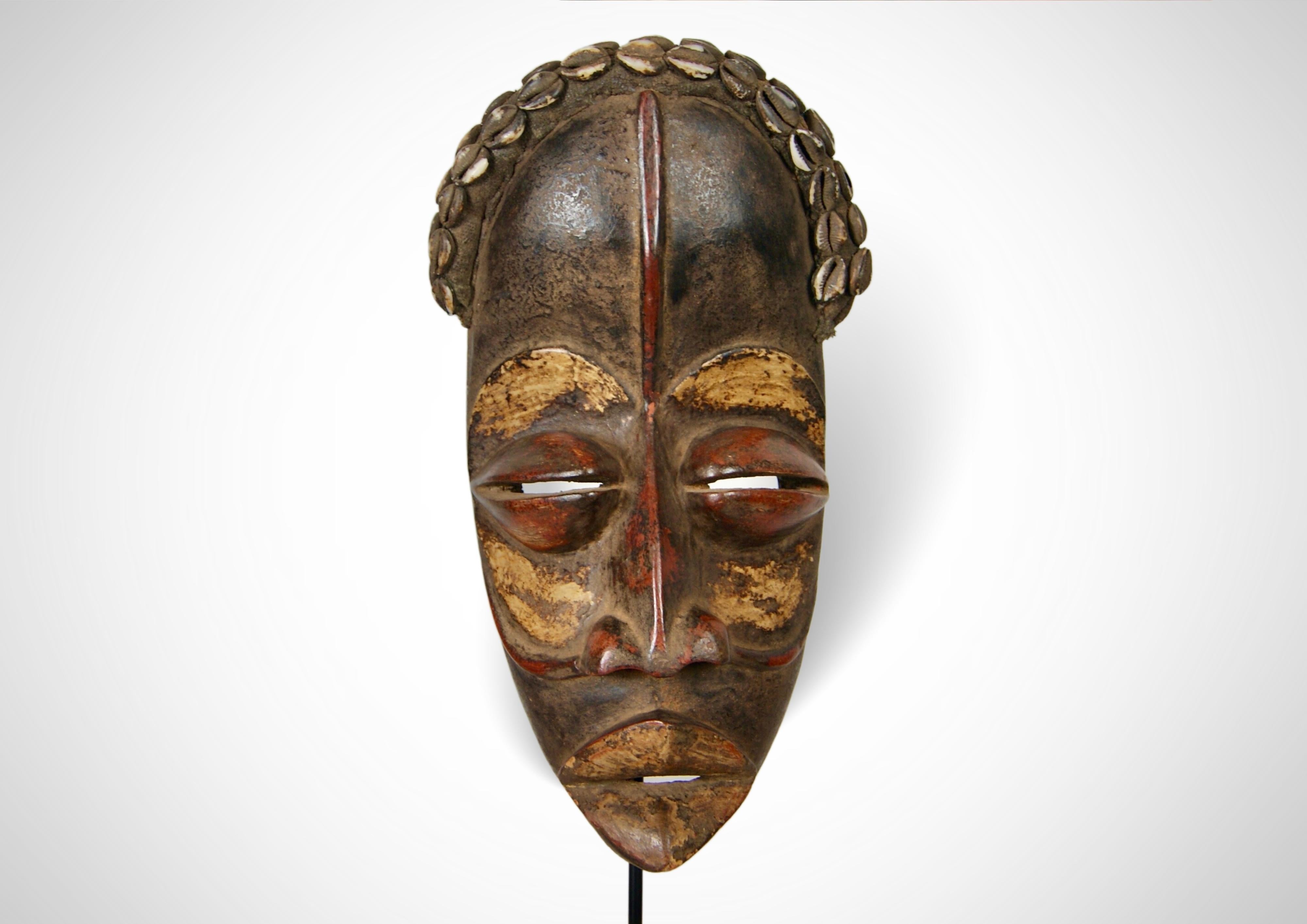 Ancestral Dan Mask 'Deangle' with Cowrie Shells Large In Good Condition For Sale In Torquay, GB