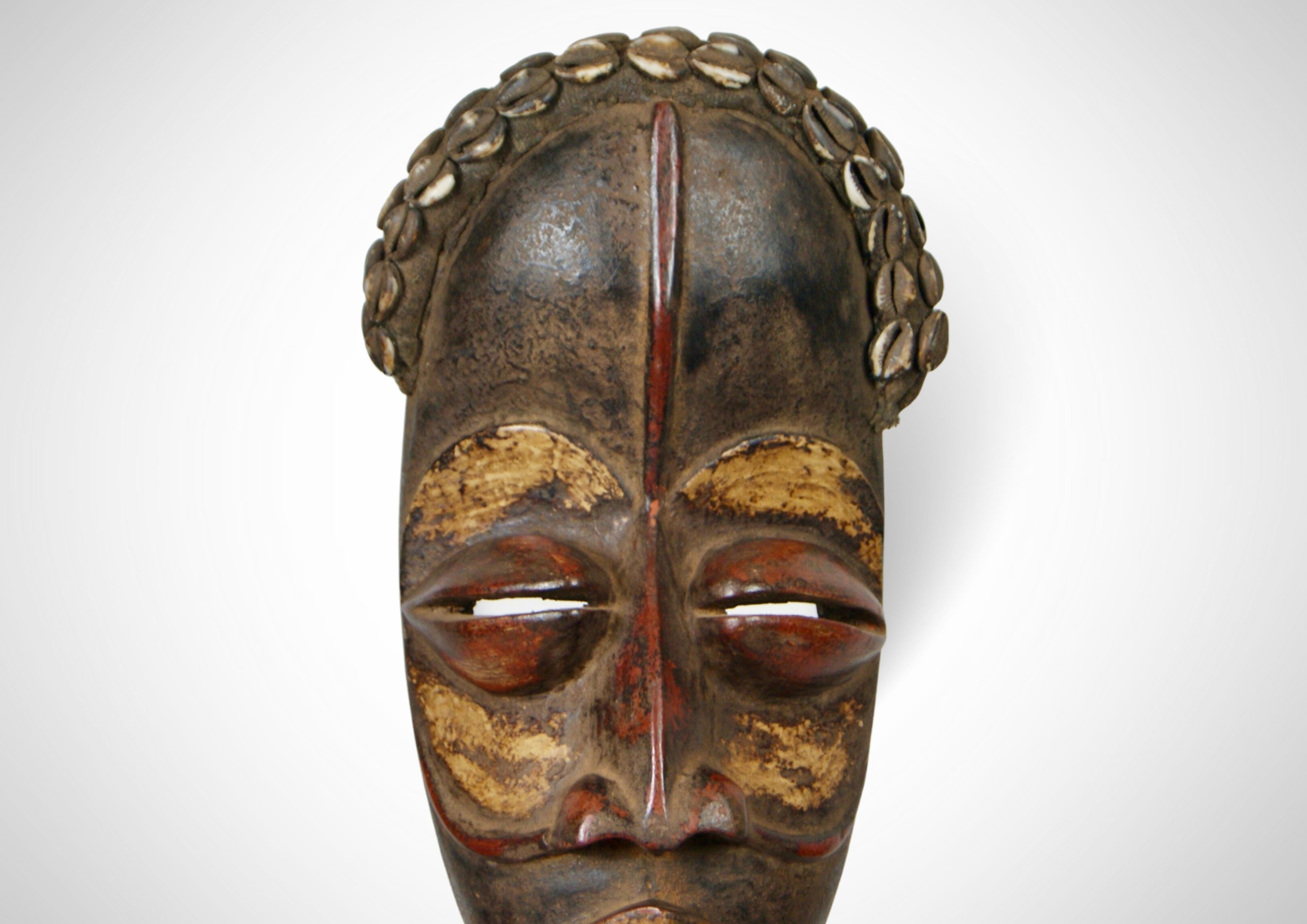 20ième siècle Masque de dans antique « Deangle » avec coquillages de vachette grand format en vente