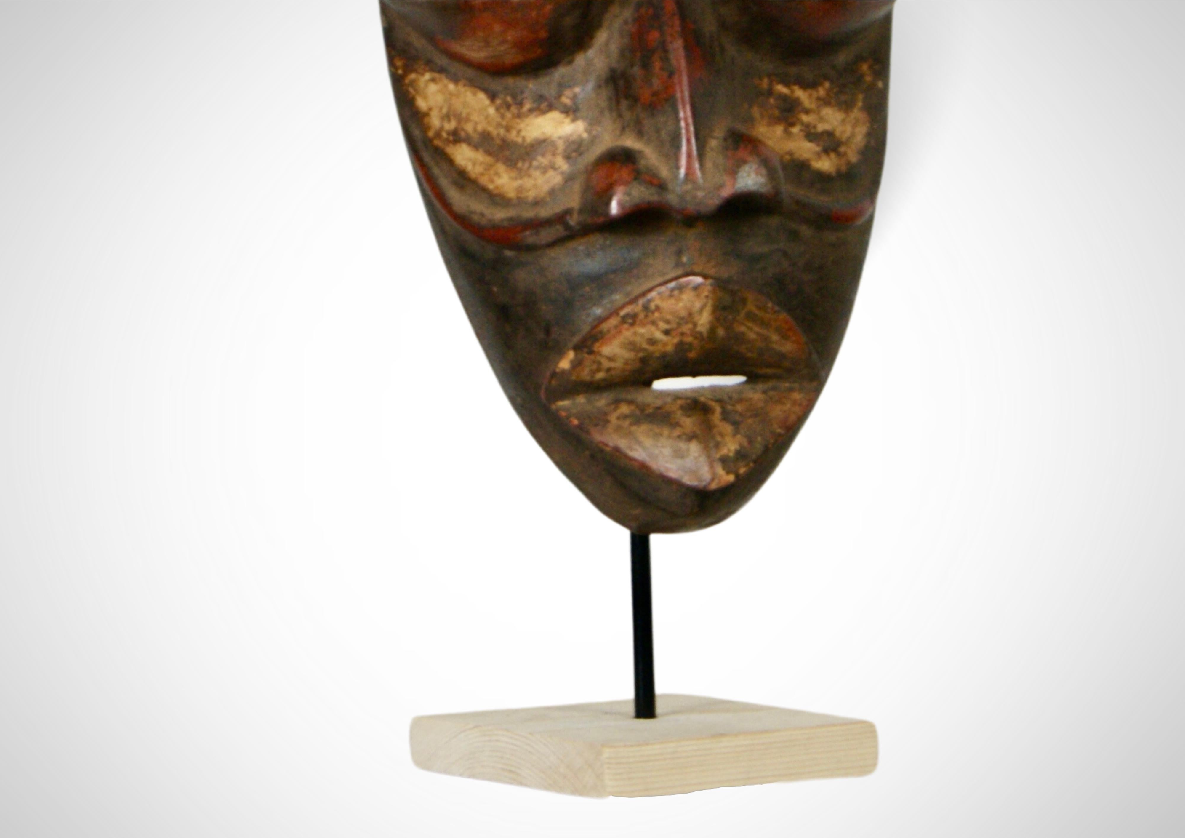 Bois Masque de dans antique « Deangle » avec coquillages de vachette grand format en vente