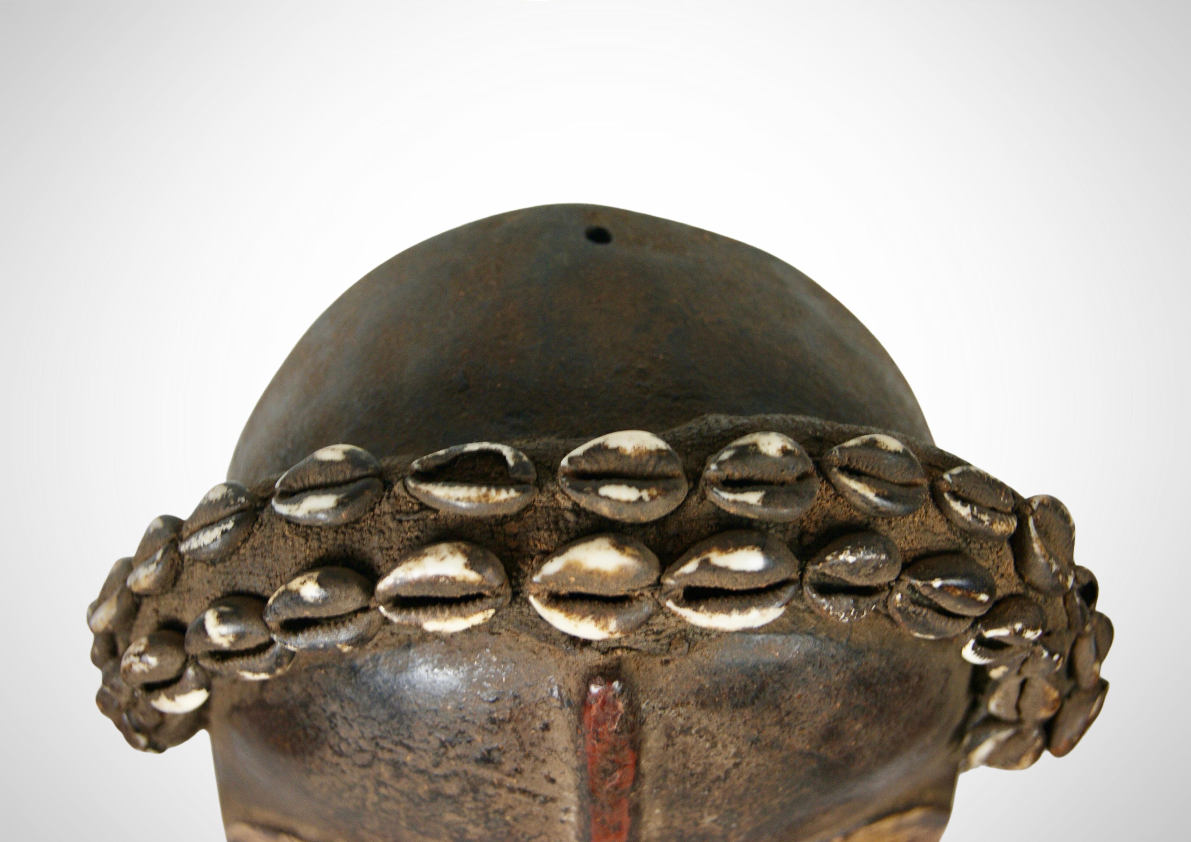 Masque de dans antique « Deangle » avec coquillages de vachette grand format en vente 1