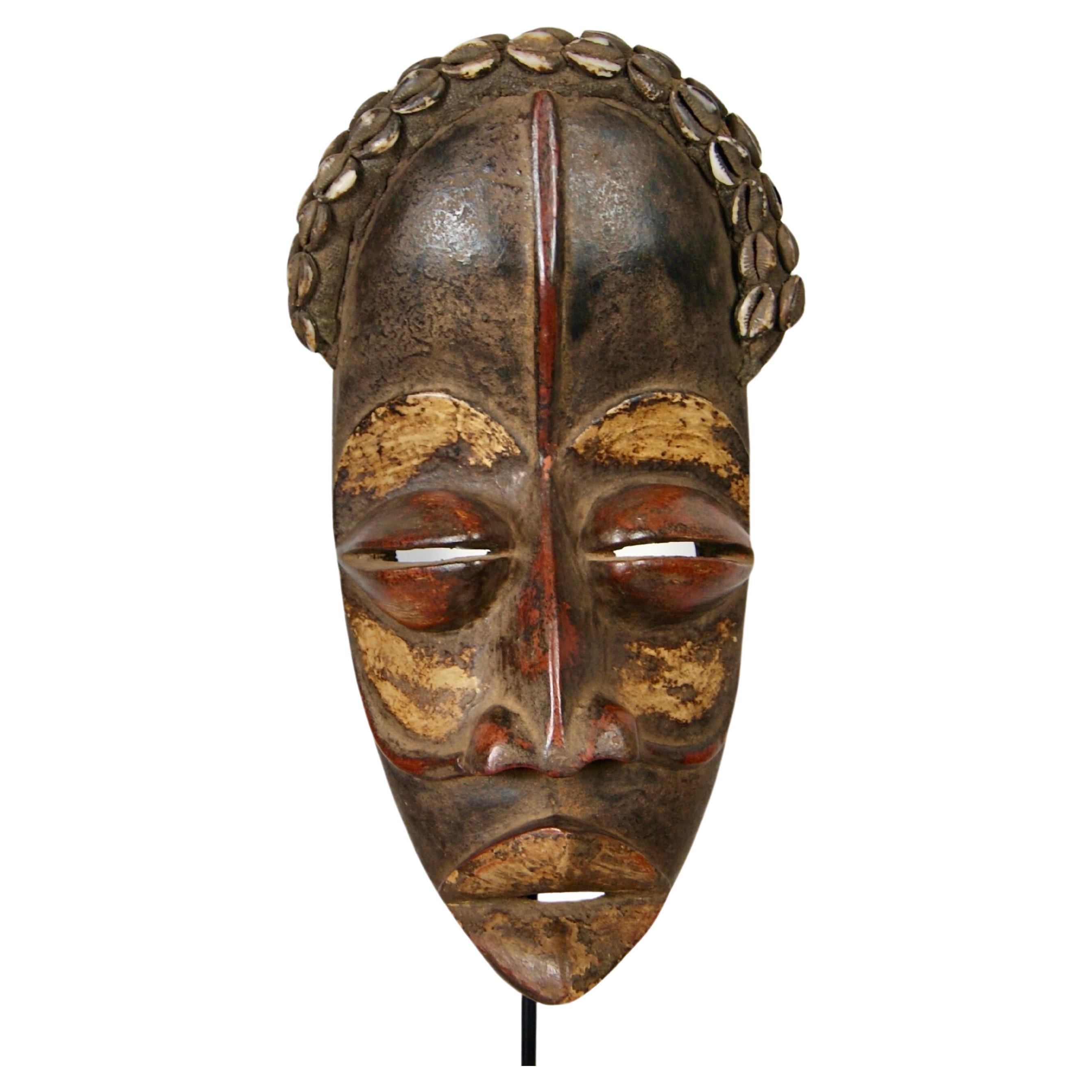 Masque de dans antique « Deangle » avec coquillages de vachette grand format en vente