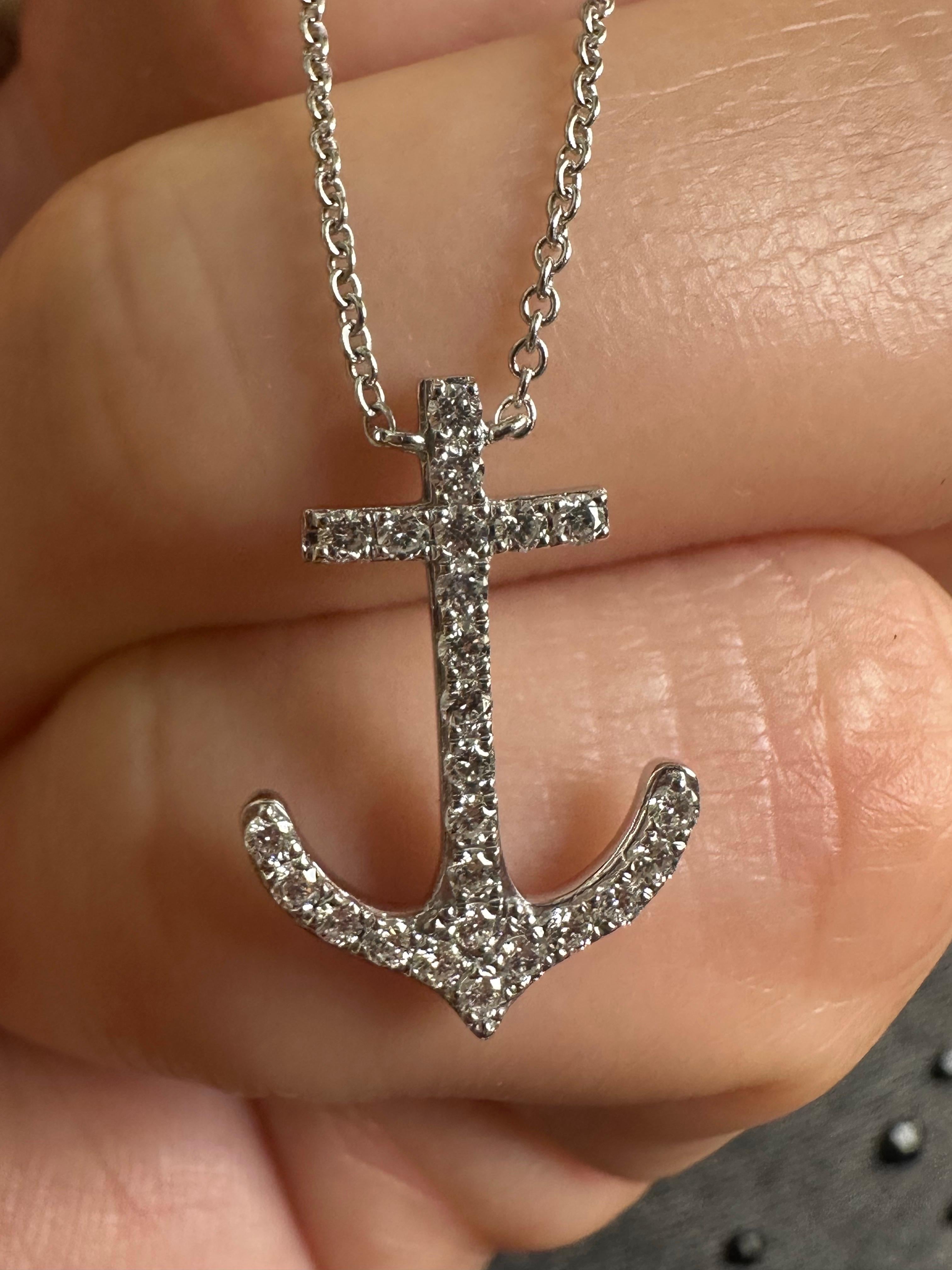 Che pezzo stupendo! Le due ancore stanno benissimo insieme! Realizzato in oro 14KT con 0,25 carati di diamanti. I diamanti hanno una purezza VS e un colore F-G.

Viene fornito con una bella confezione, un certificato di autenticità e una spedizione