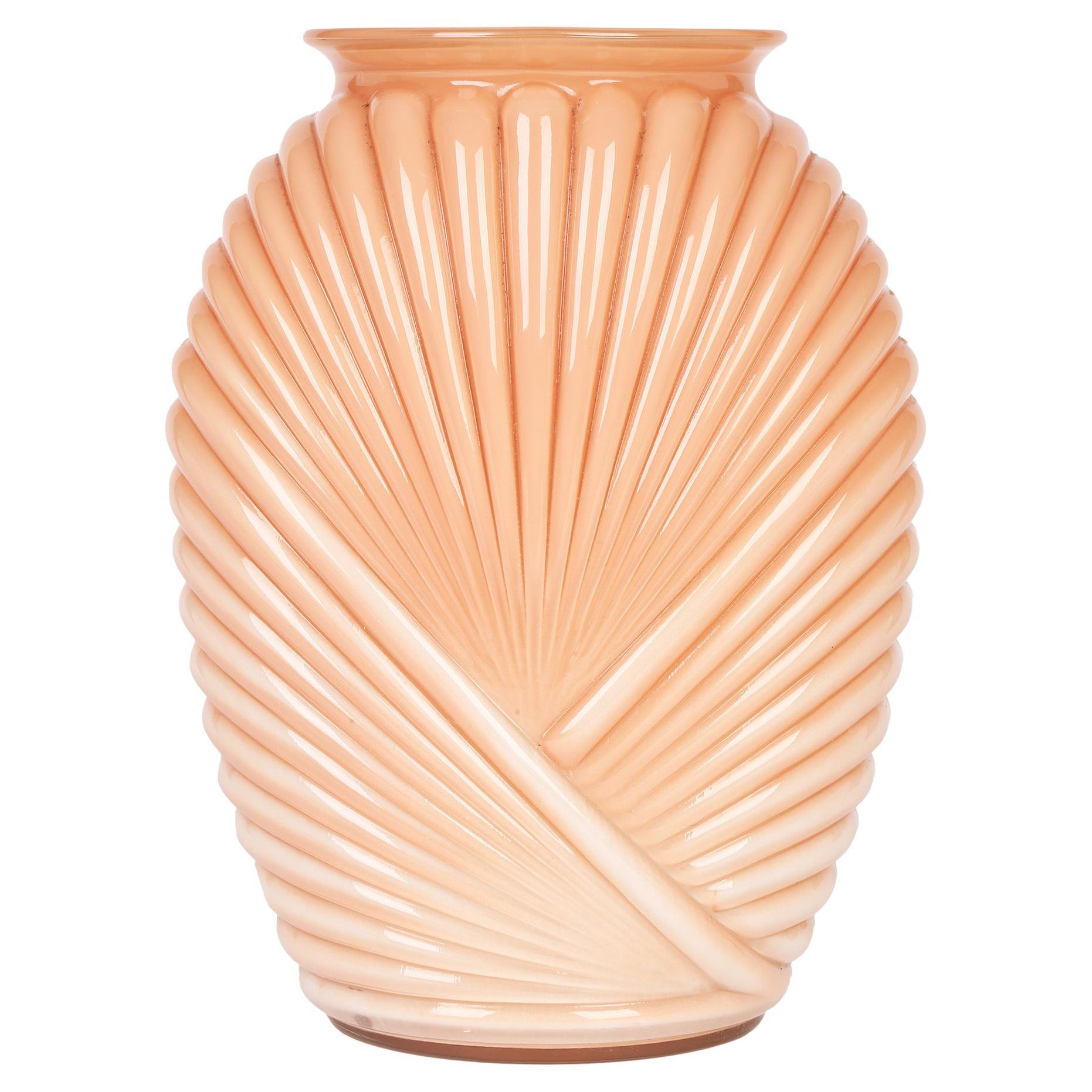 Vase en verre moulé rose saumon à motif d'éventail Anchor Hocking de style Art Déco en vente