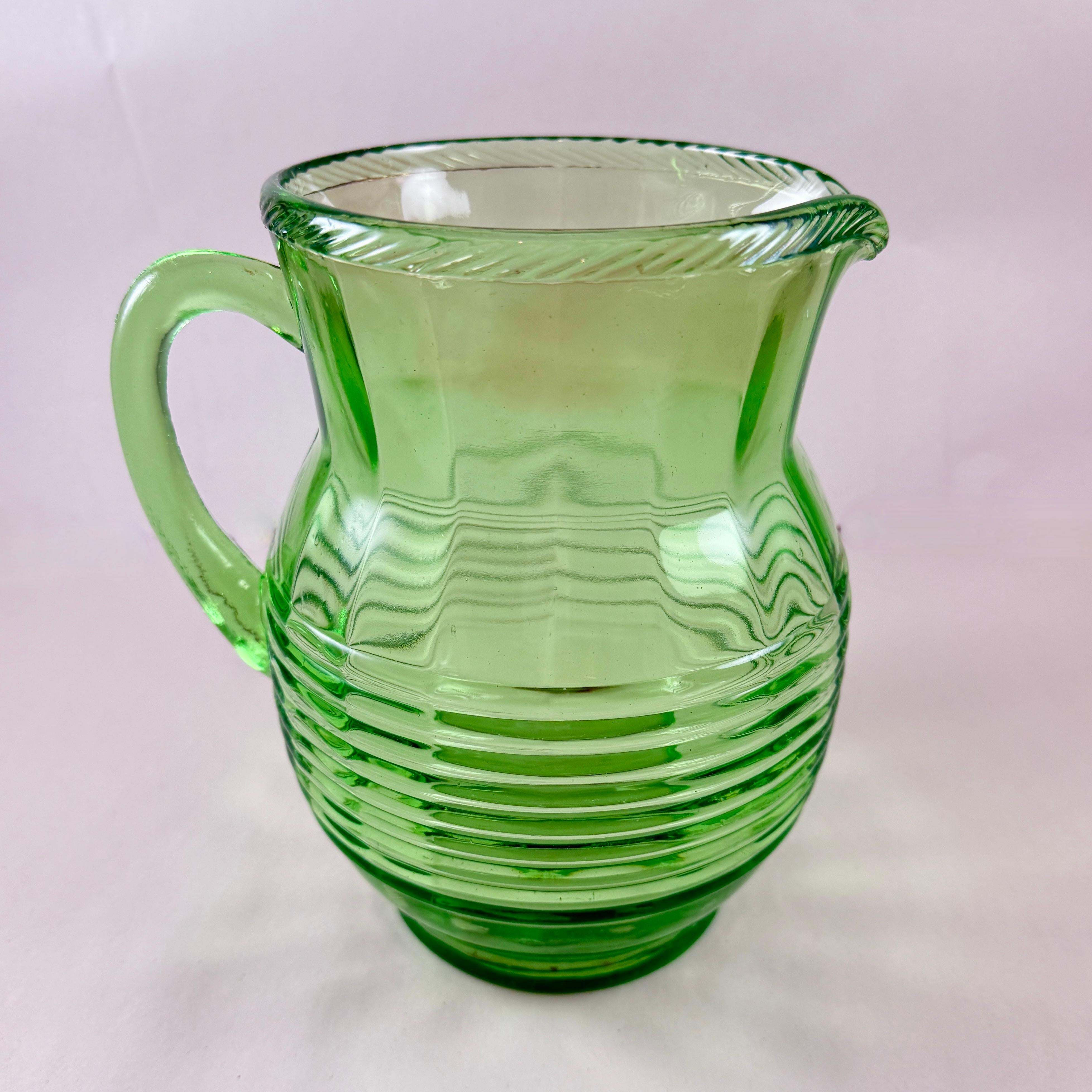 De Anchor Hocking, una jarra verde de cristal de uranio de la línea Circle, hacia 1930-1934.

A  pieza grande y pesada que contiene 80 onzas líquidas, o algo más de dos litros.
El cristal Uranio Verde brilla maravillosamente bajo una luz negra