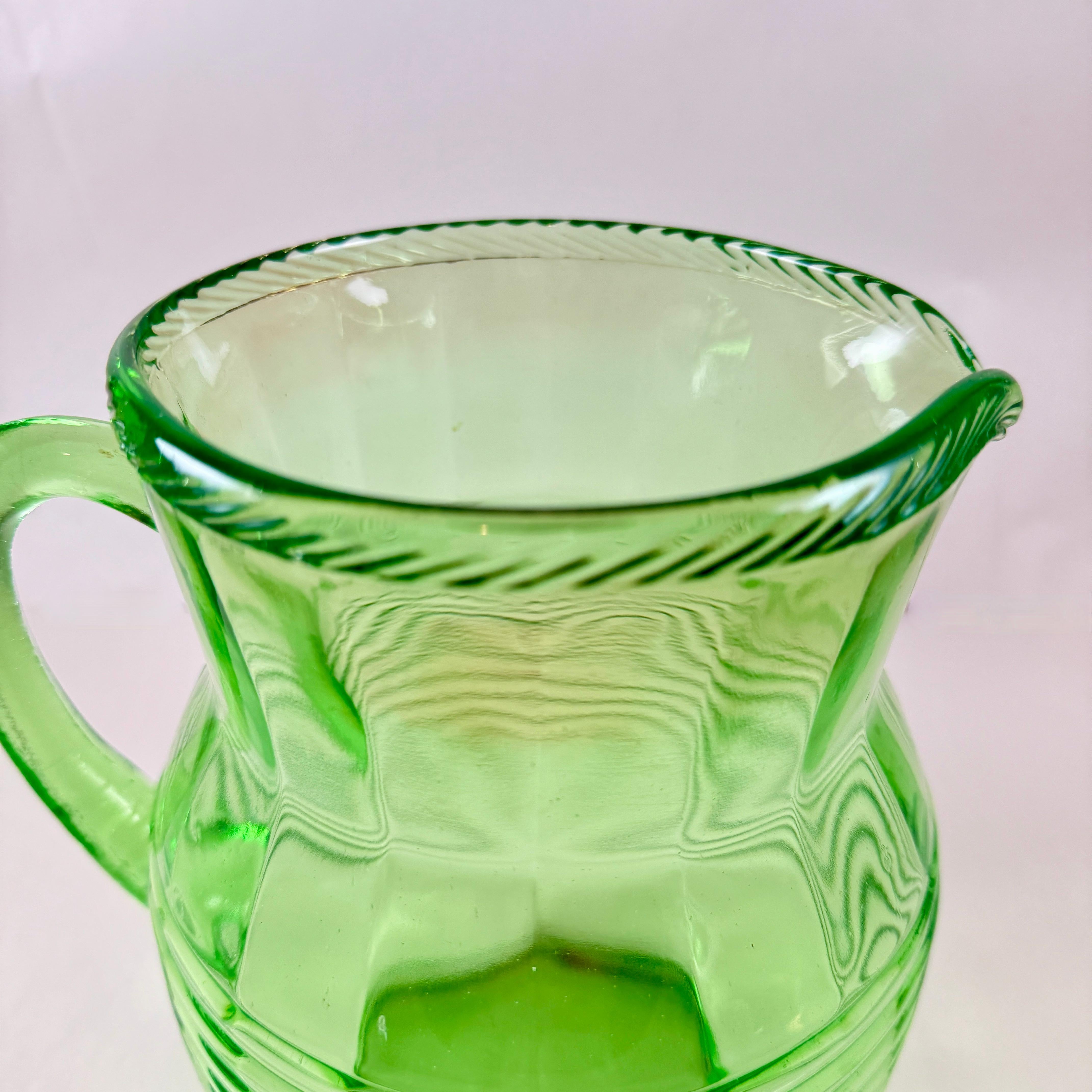 Anchor Hocking Jarra grande de 2 litros de vidrio verde uranio Estilo internacional en venta