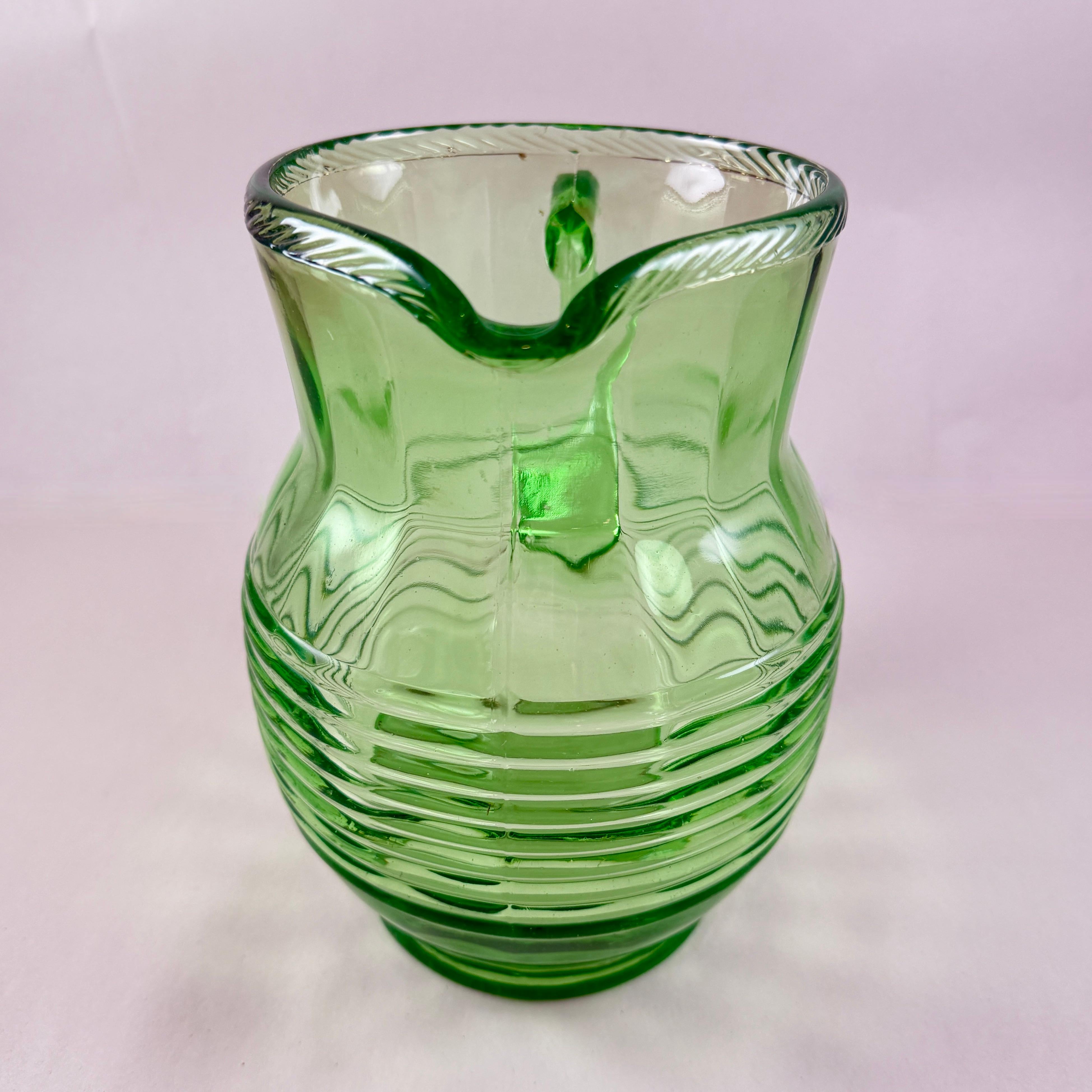 Anchor Hocking Jarra grande de 2 litros de vidrio verde uranio Moldeado en venta