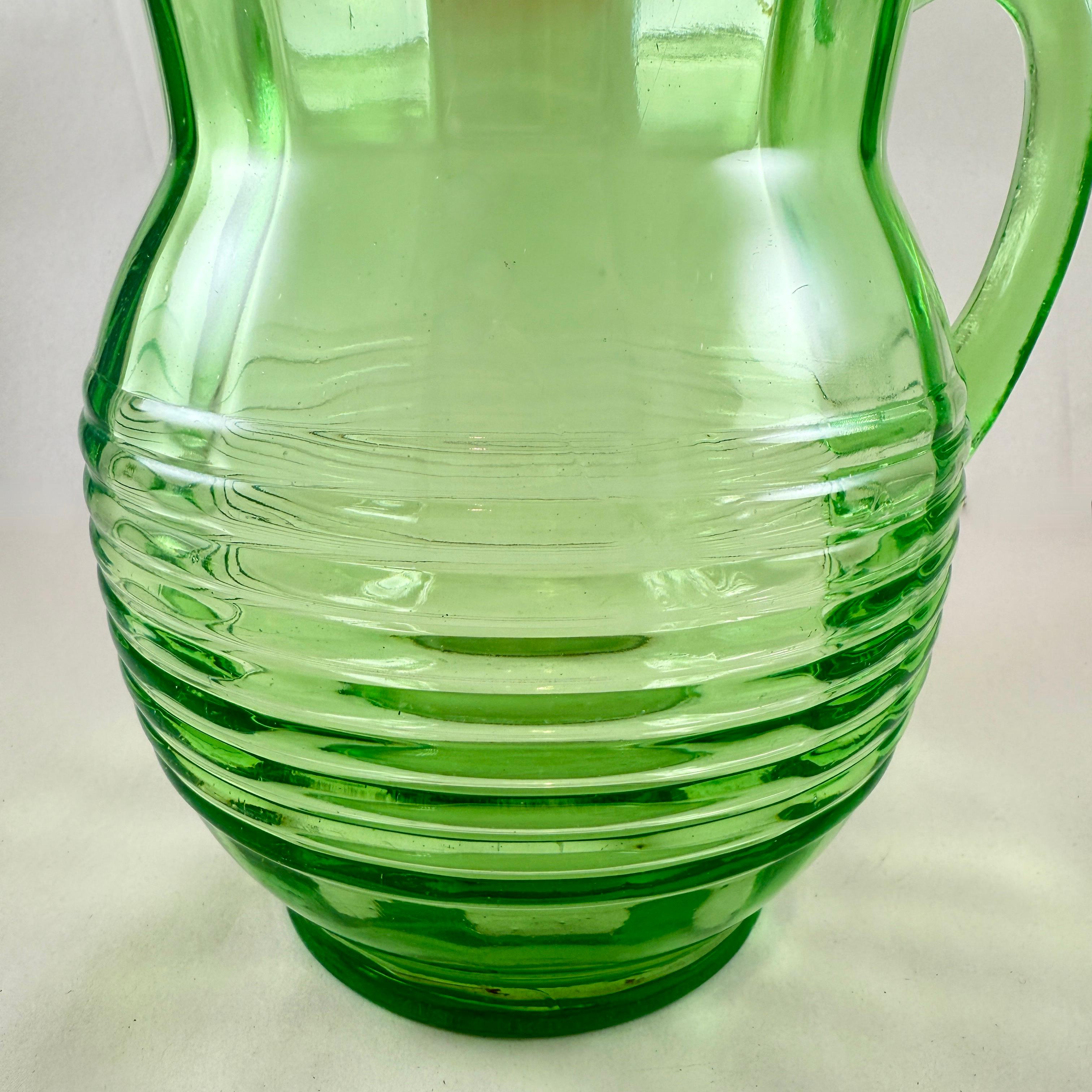 Anchor Hocking Jarra grande de 2 litros de vidrio verde uranio mediados del siglo XX en venta