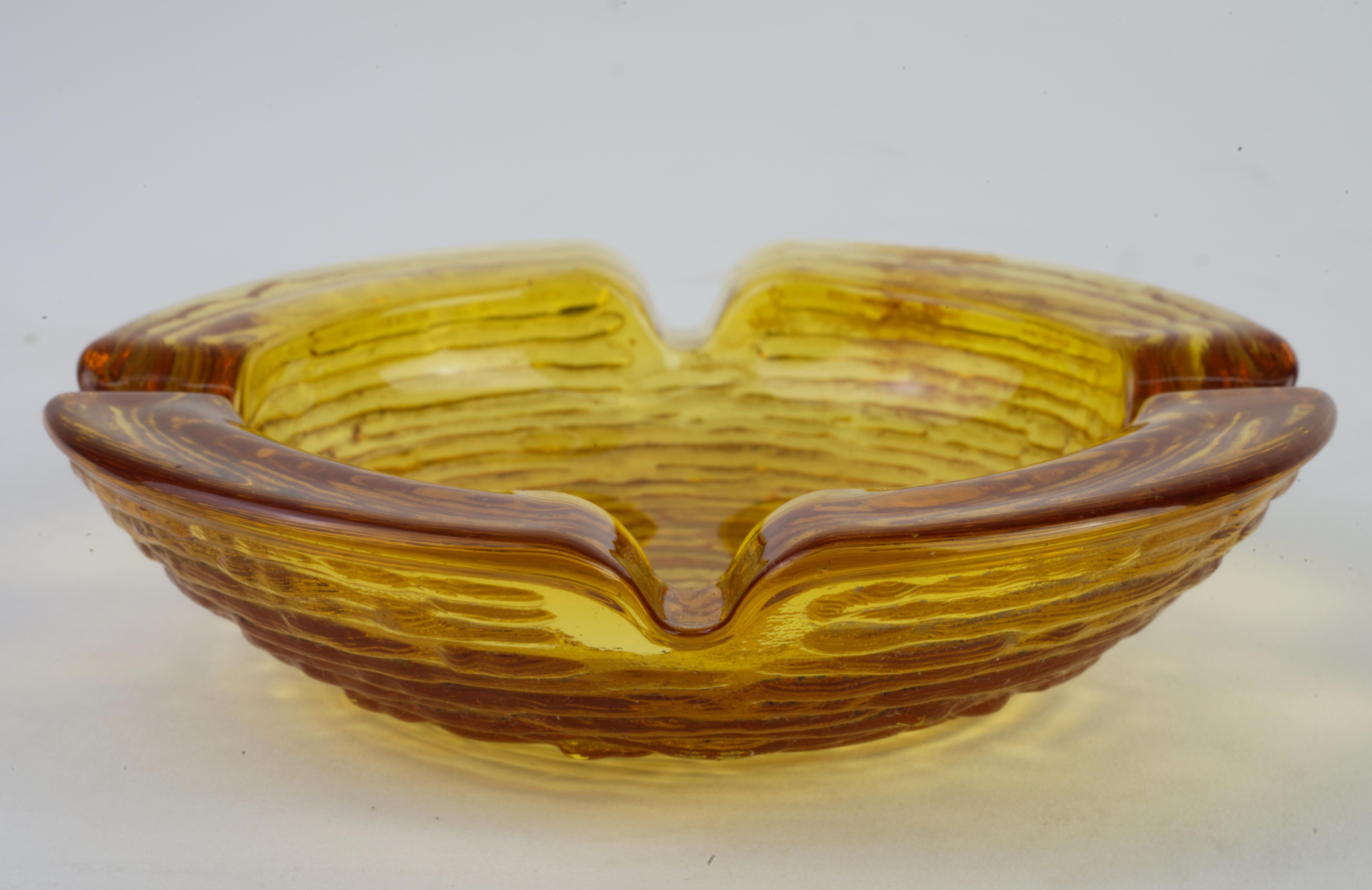 Anchor Hocking Soreno Textured Amber Glass Ashtray Vintage American In Good Condition For Sale In Clifton Springs, NY