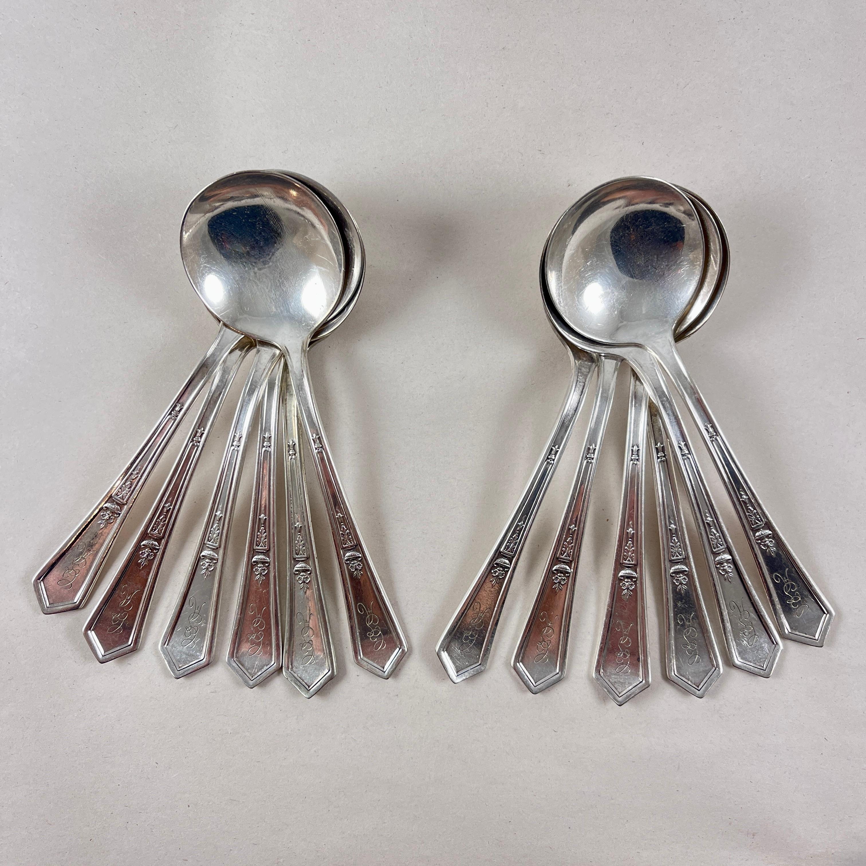 De Anchor Rogers Silver Company, juego de doce cucharas de sopa de crema o caldo bañadas en plata, hacia principios del siglo XX.

Cuchara de mango más corto y cuenco redondeado, el mango muestra un motivo panelado con una urna de flores.

Cada