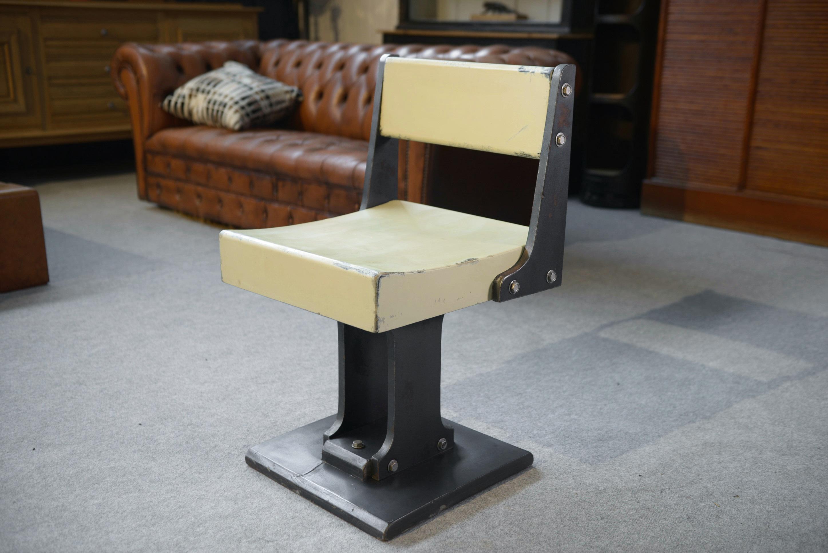 Minimalist Ancienne chaise design moderniste minimaliste 1960's For Sale