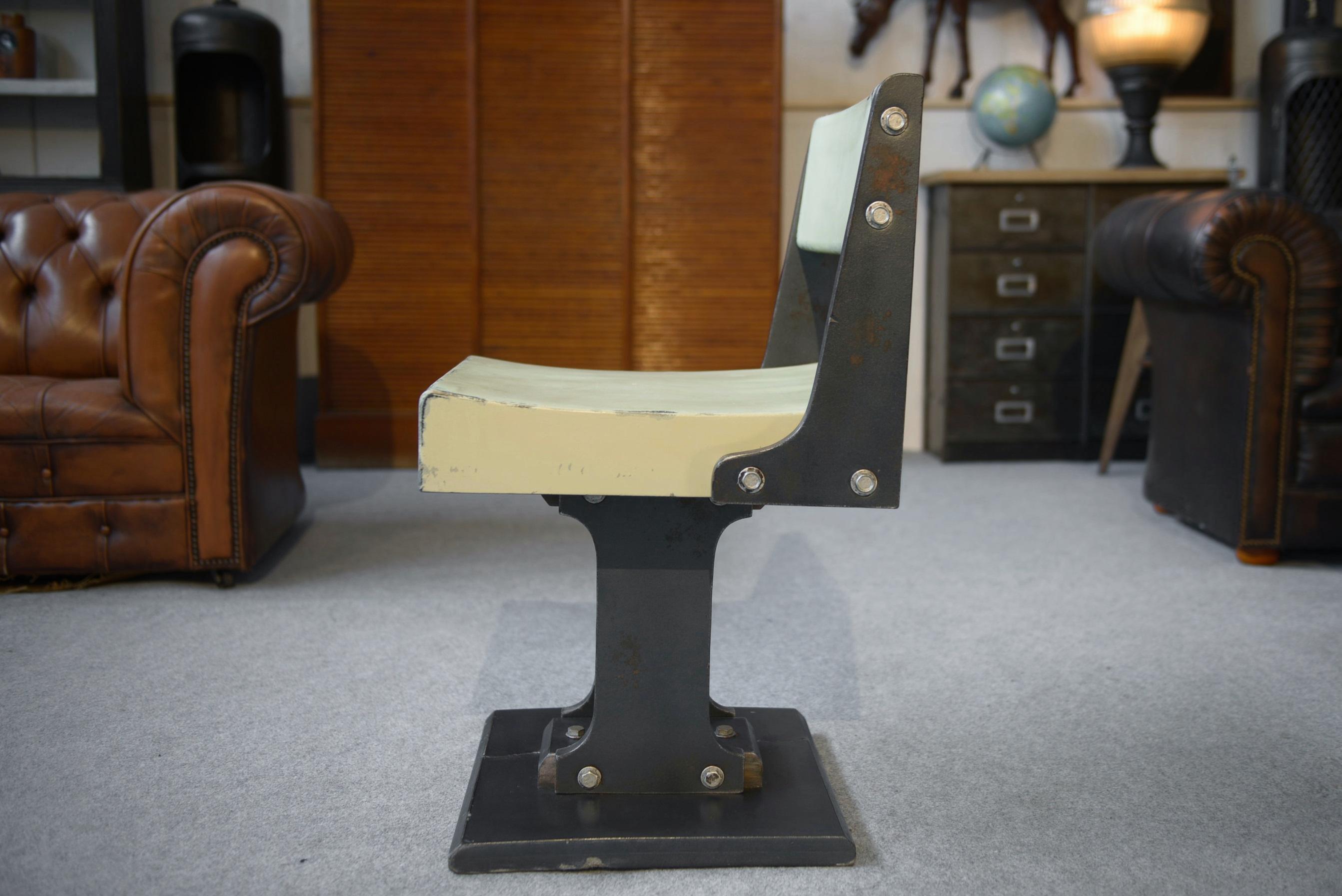 French Ancienne chaise design moderniste minimaliste 1960's For Sale