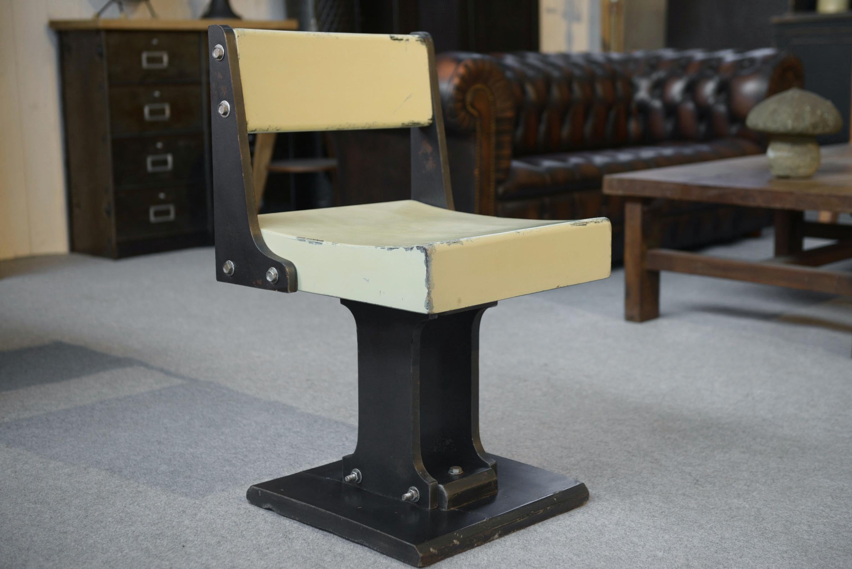 Mid-20th Century Ancienne chaise design moderniste minimaliste 1960's For Sale
