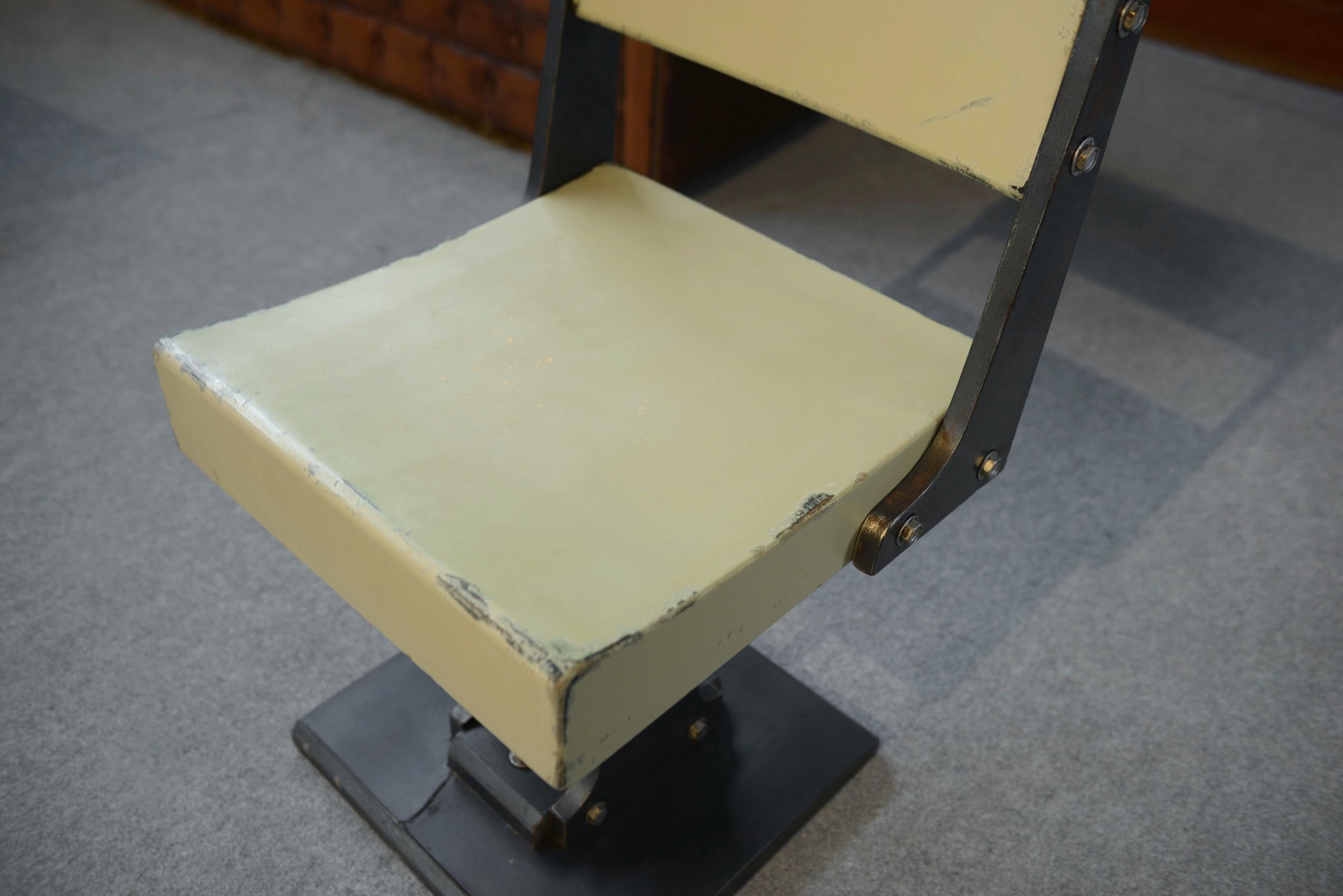 Ancienne chaise design moderniste minimaliste 1960's For Sale 1