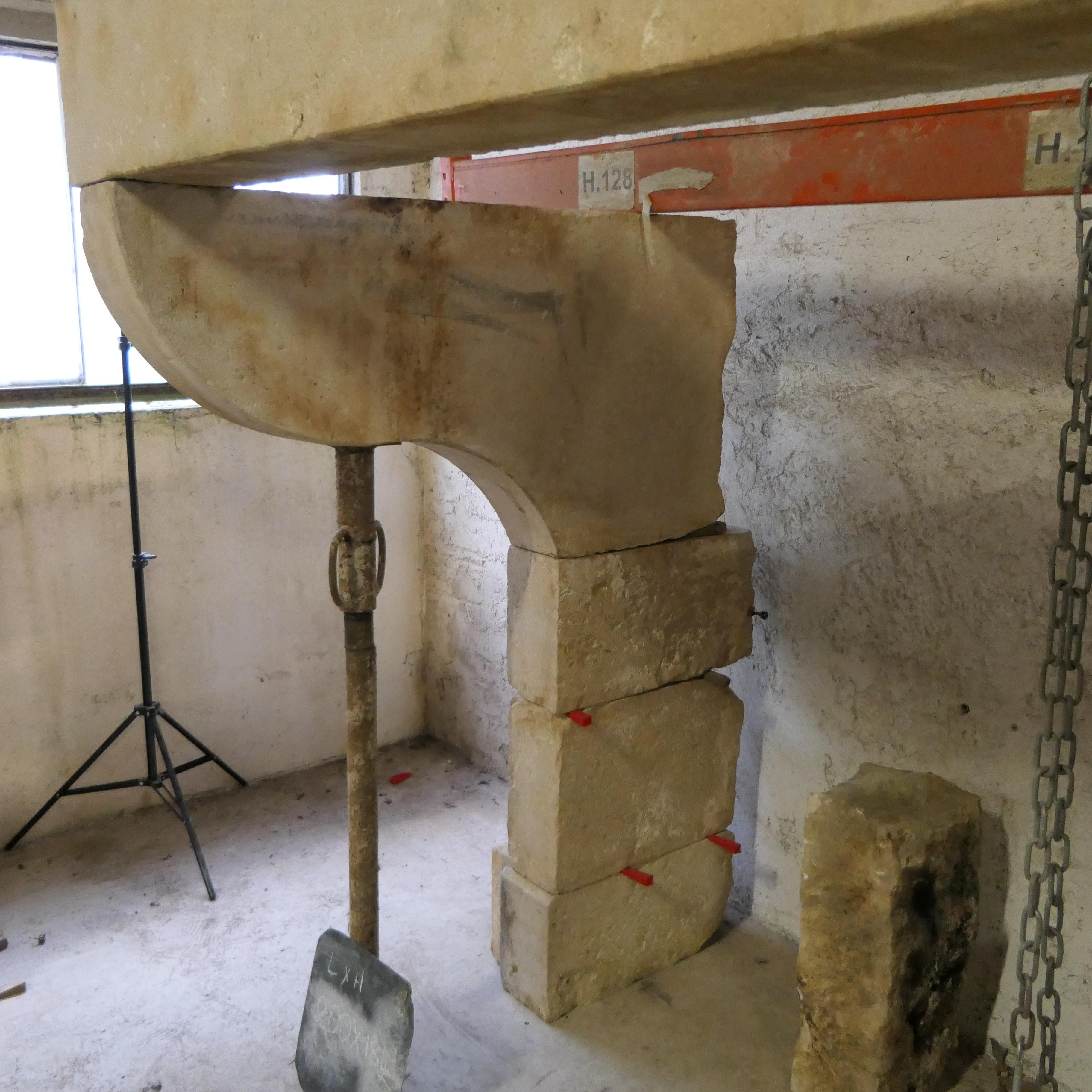 17th Century French Louis XIII Limestone Fireplace – Monumental Hand-Carved Mant In Fair Condition For Sale In COULLONS, FR