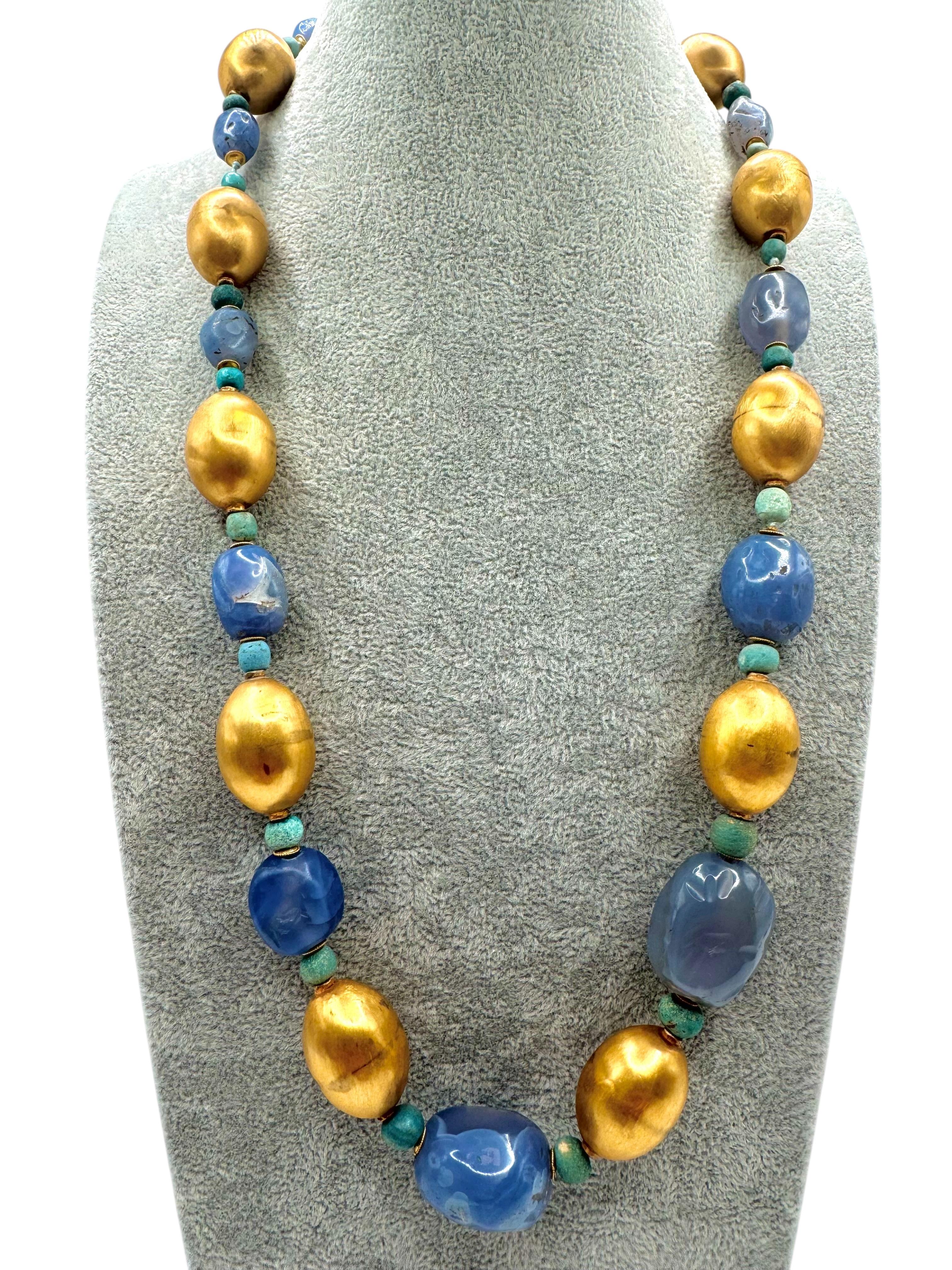 Antica collana di perle in oro giallo 14K e calcedonio del X-VIII secolo a.C. In condizioni ottime in vendita a Great Neck Plaza, NY